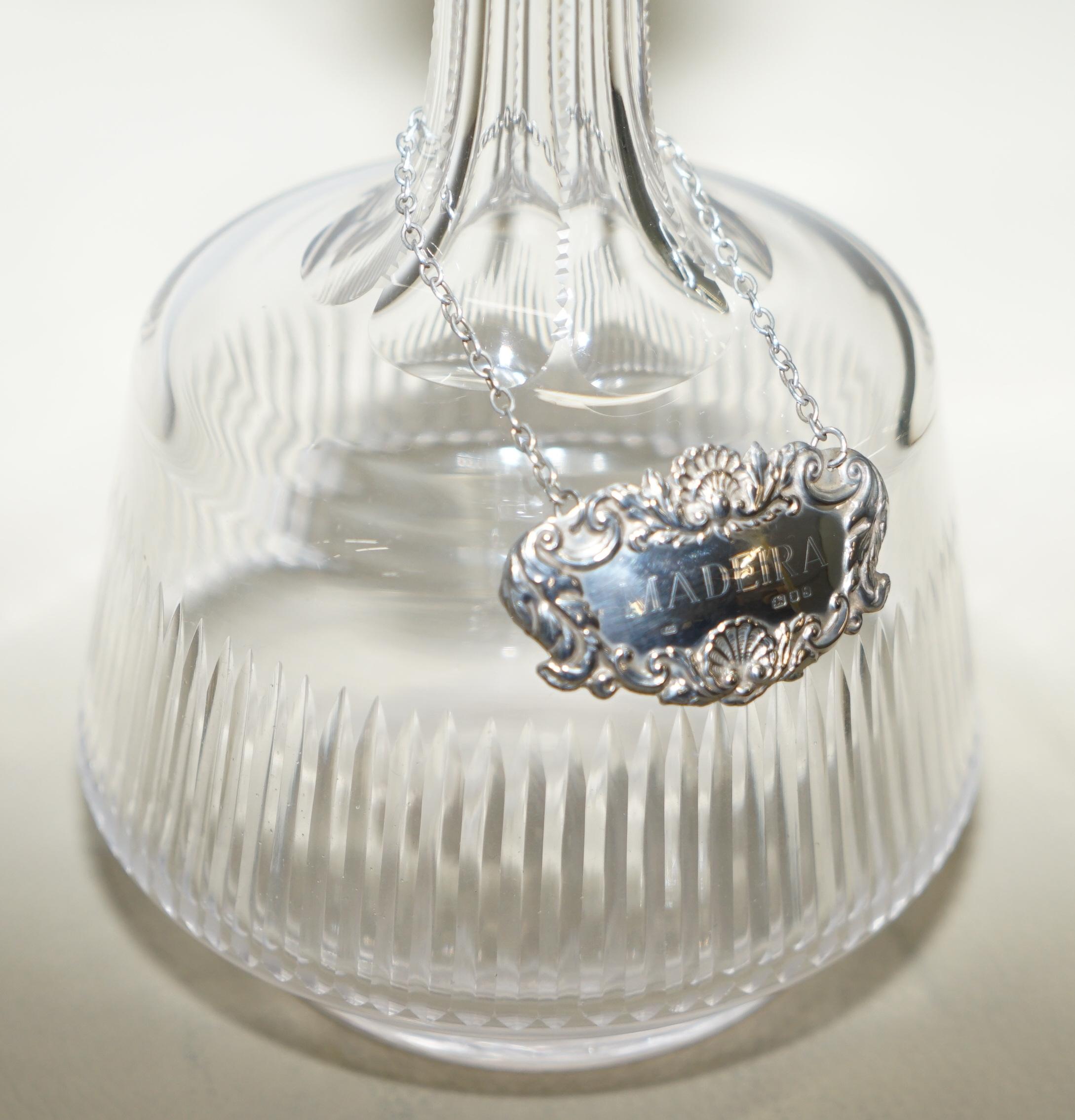Ravissante carafe à décanter antique en cristal taillé en verre avec étiquette suspendue Brandy en argent sterling, 1974 Unisexe en vente
