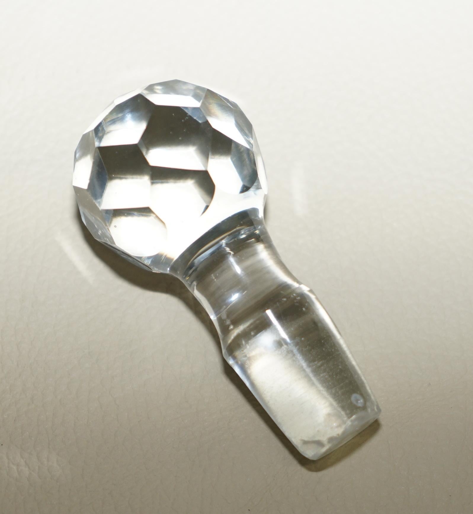 Ravissante carafe à décanter antique en cristal taillé en verre avec étiquette suspendue Brandy en argent sterling, 1974 en vente 1
