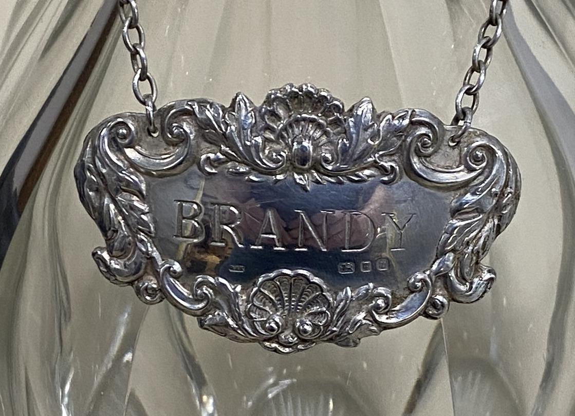 Ravissante carafe à décanter antique en cristal taillé en verre avec étiquette suspendue Brandy en argent sterling, 1974 en vente 3