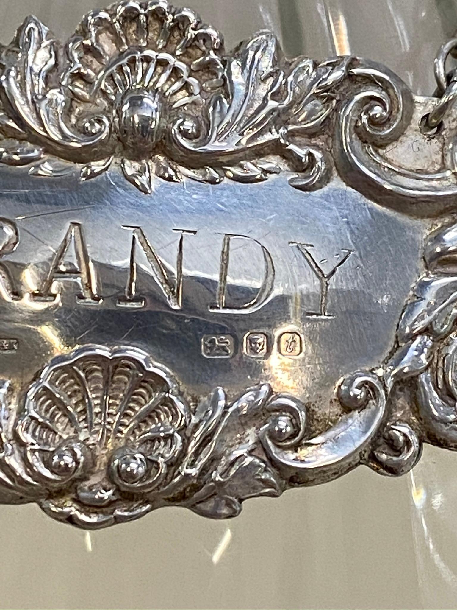 Ravissante carafe à décanter antique en cristal taillé en verre avec étiquette suspendue Brandy en argent sterling, 1974 en vente 4