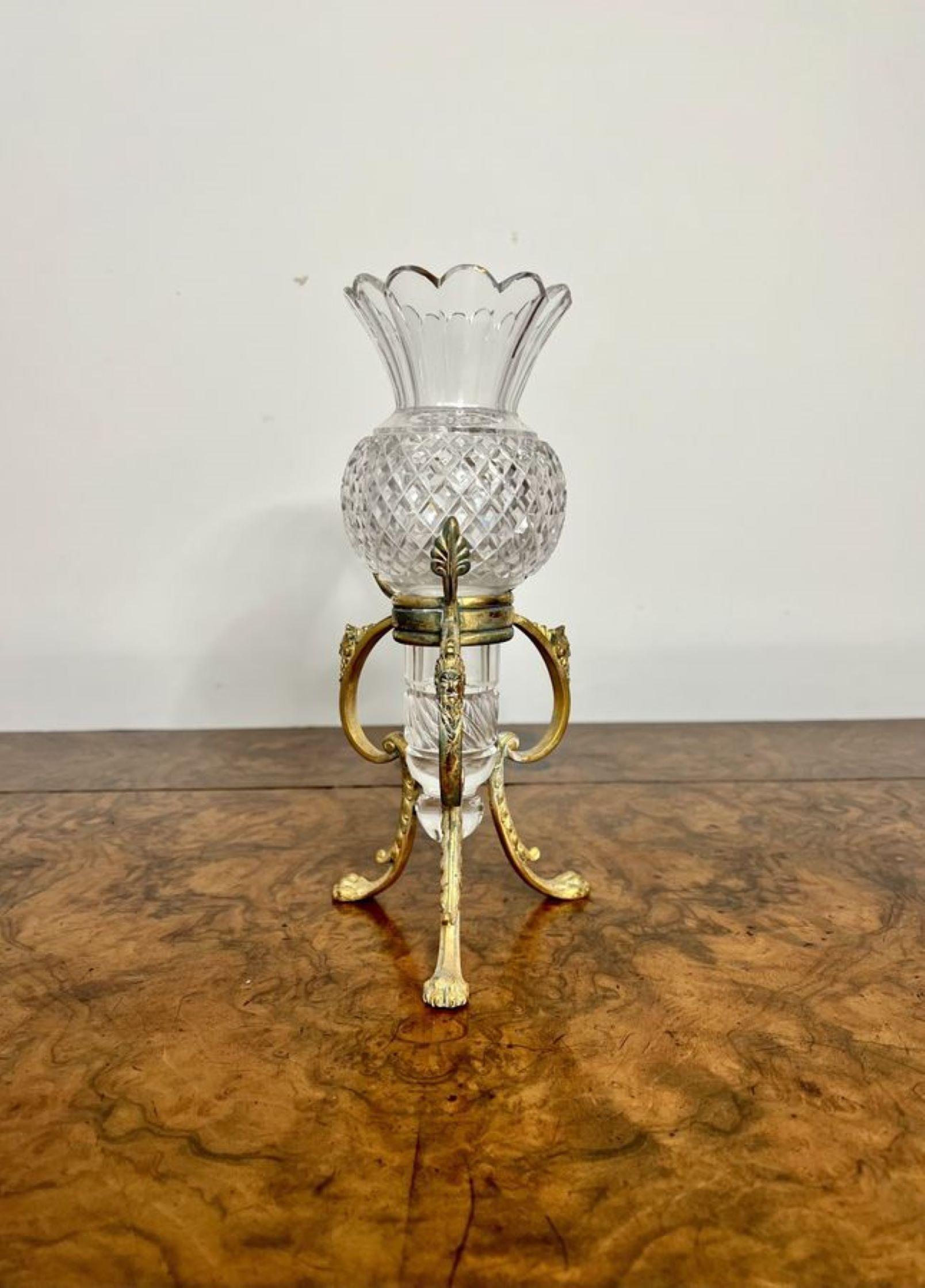 20ième siècle Joli vase antique en verre taillé sur un stand orné  en vente