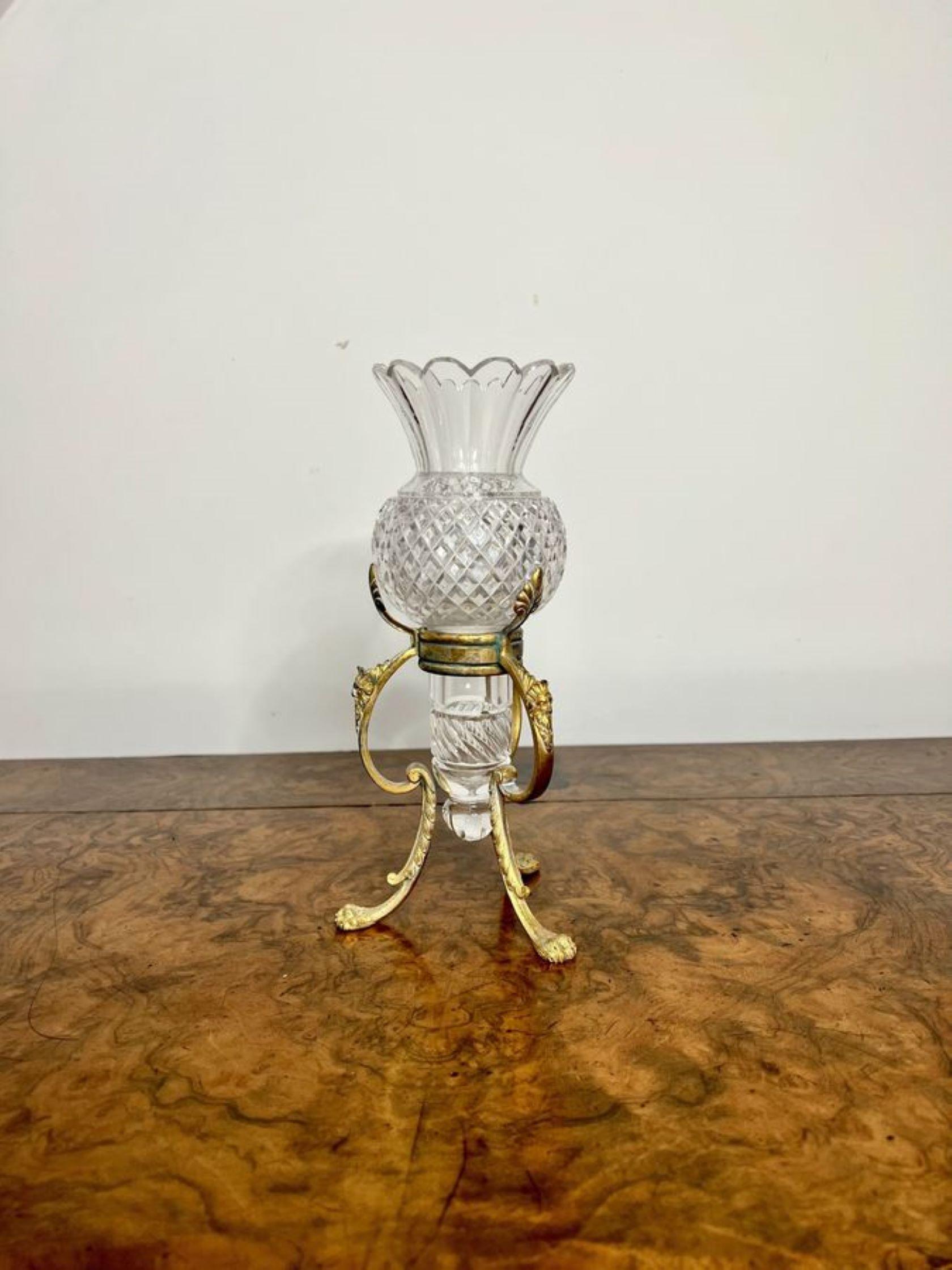 Verre Joli vase antique en verre taillé sur un stand orné  en vente