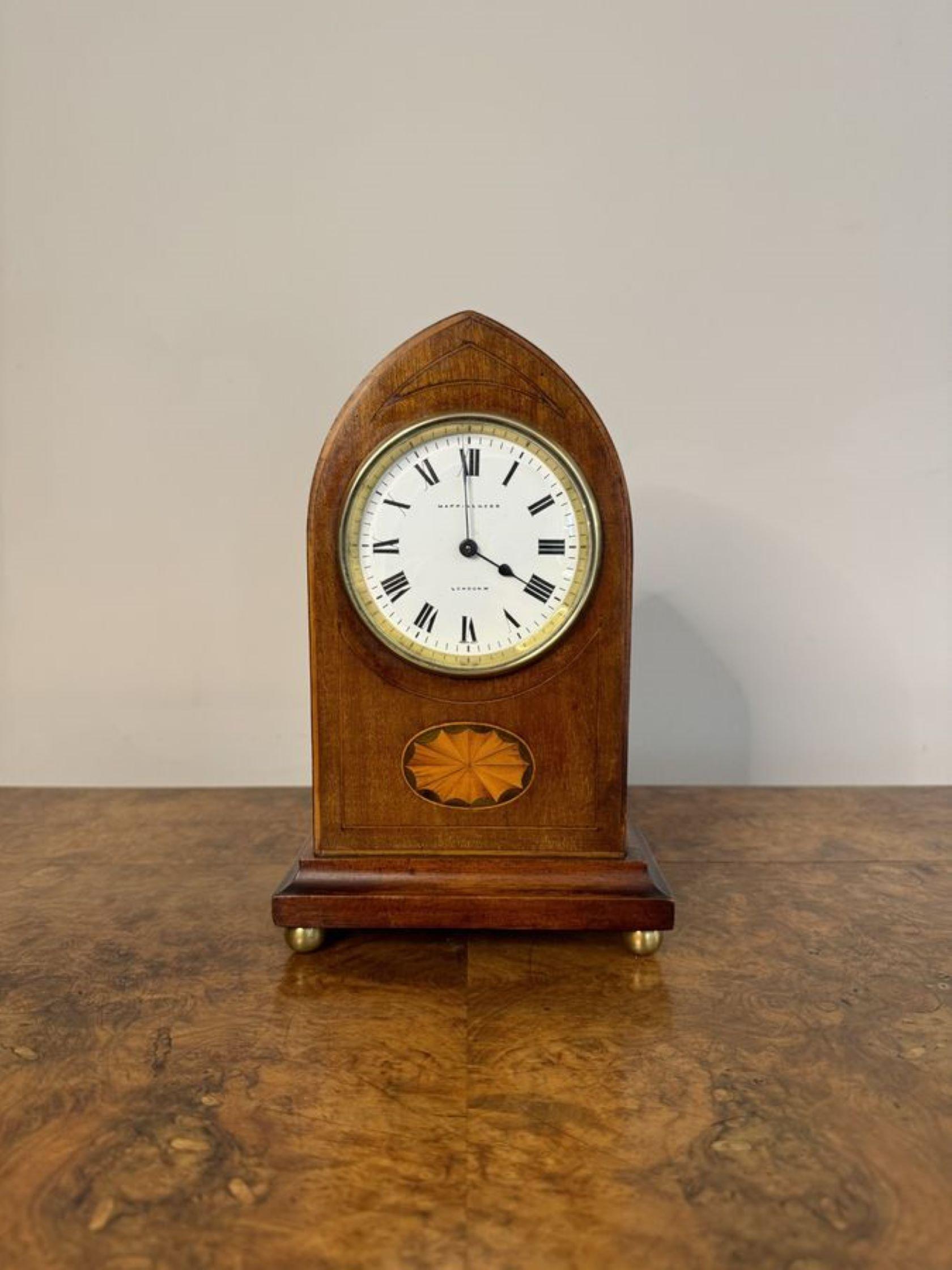 Precioso reloj de chimenea antiguo de calidad eduardiana de caoba con incrustaciones de madera satinada siglo XX en venta