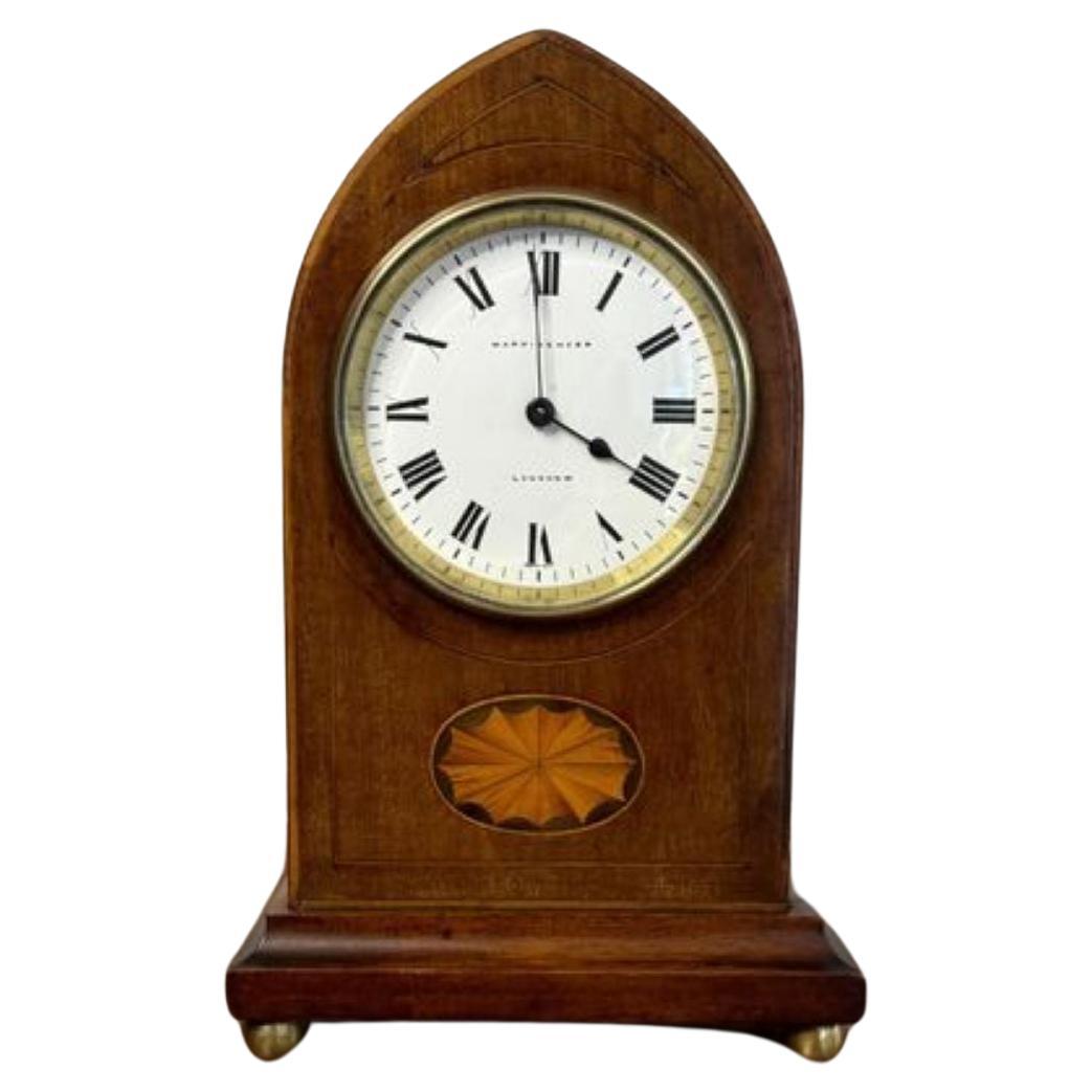 Precioso reloj de chimenea antiguo de calidad eduardiana de caoba con incrustaciones de madera satinada