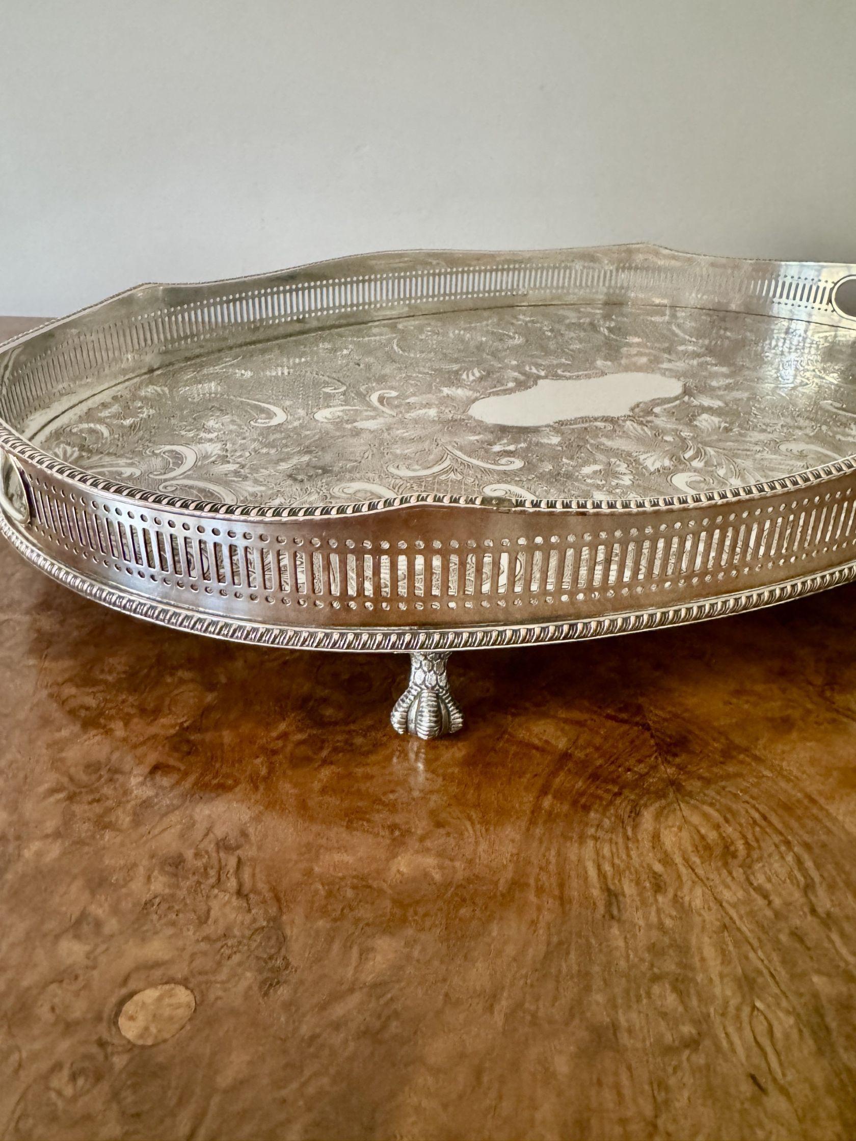 Wunderschönes antikes versilbertes Tablett mit Gravur in edwardianischer Qualität (Britisch) im Angebot