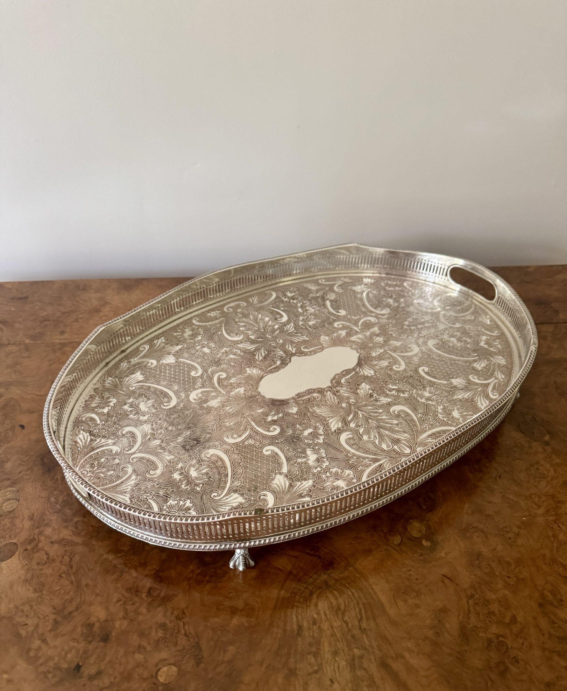 Wunderschönes antikes versilbertes Tablett mit Gravur in edwardianischer Qualität (Graviert) im Angebot