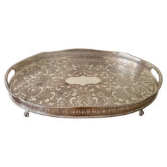 Grazioso vassoio antico di qualità edoardiana placcato in argento con incisioni Grazioso vassoio antico di qualità edoardiana placcato in argento con incisioni