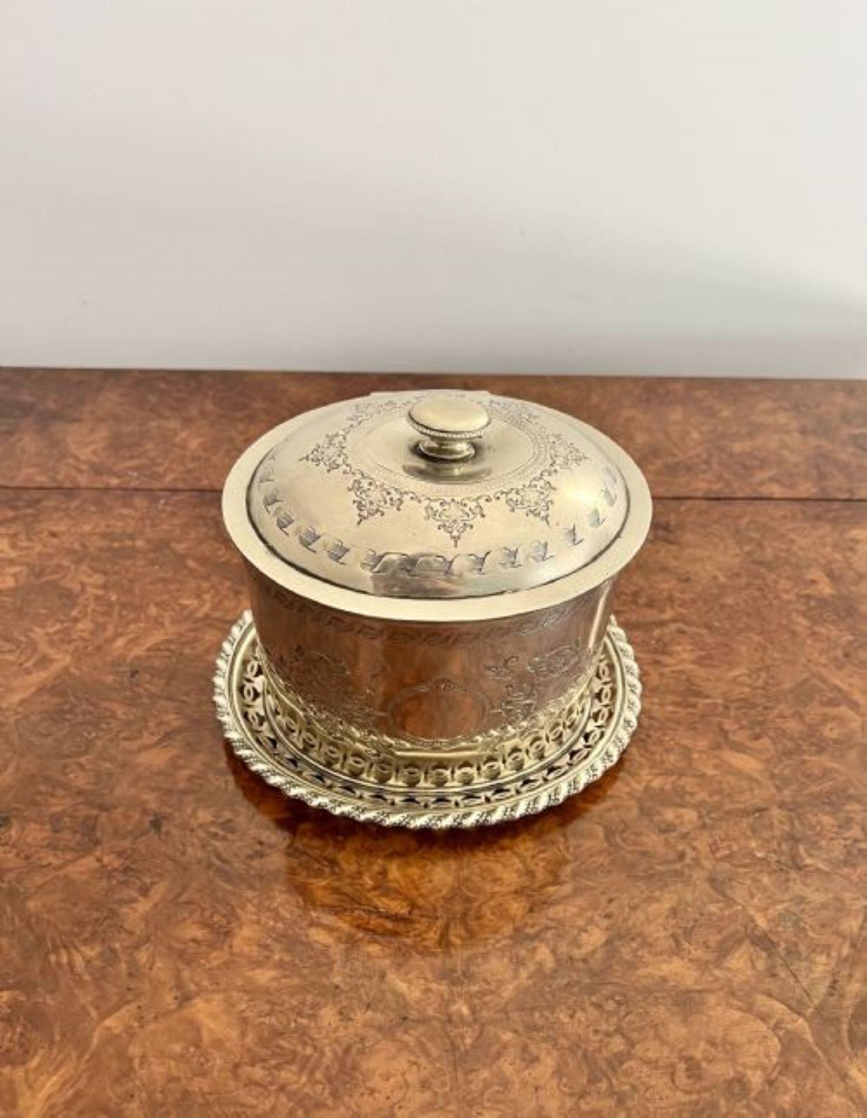 Lovely antique Edwardian silver plated biscuit barrel having a quality antique Edwardian silver plated biscuit barrel with fantastic quality ornate detail throughout with a lift up lid opening to reveal a storage compartment with a oval shaped base.