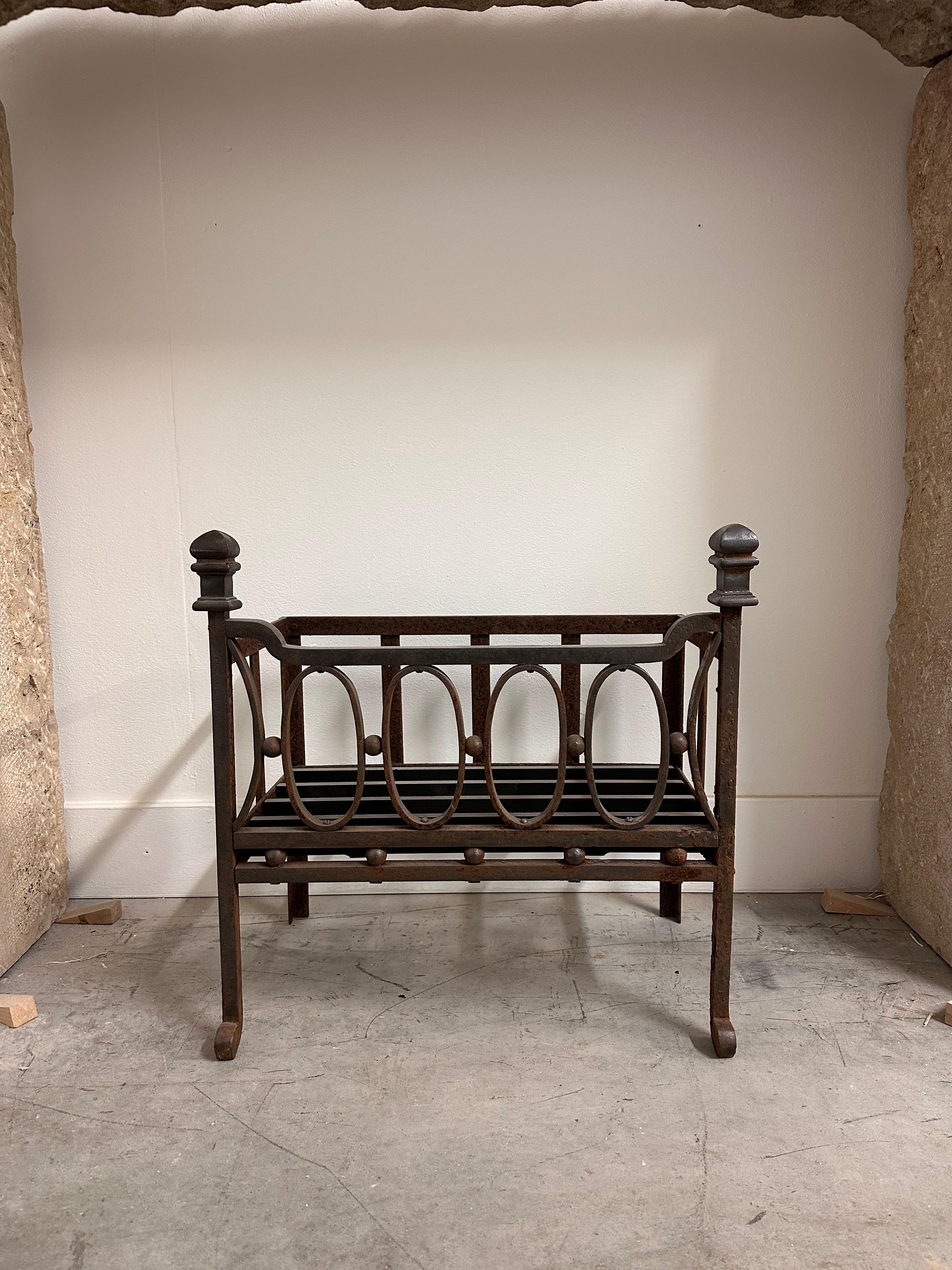 Very nice decorative and perfect sized fire grate.

Decorative design and great execution, true craftsmanship.

Very nice for a smaller mantel.
