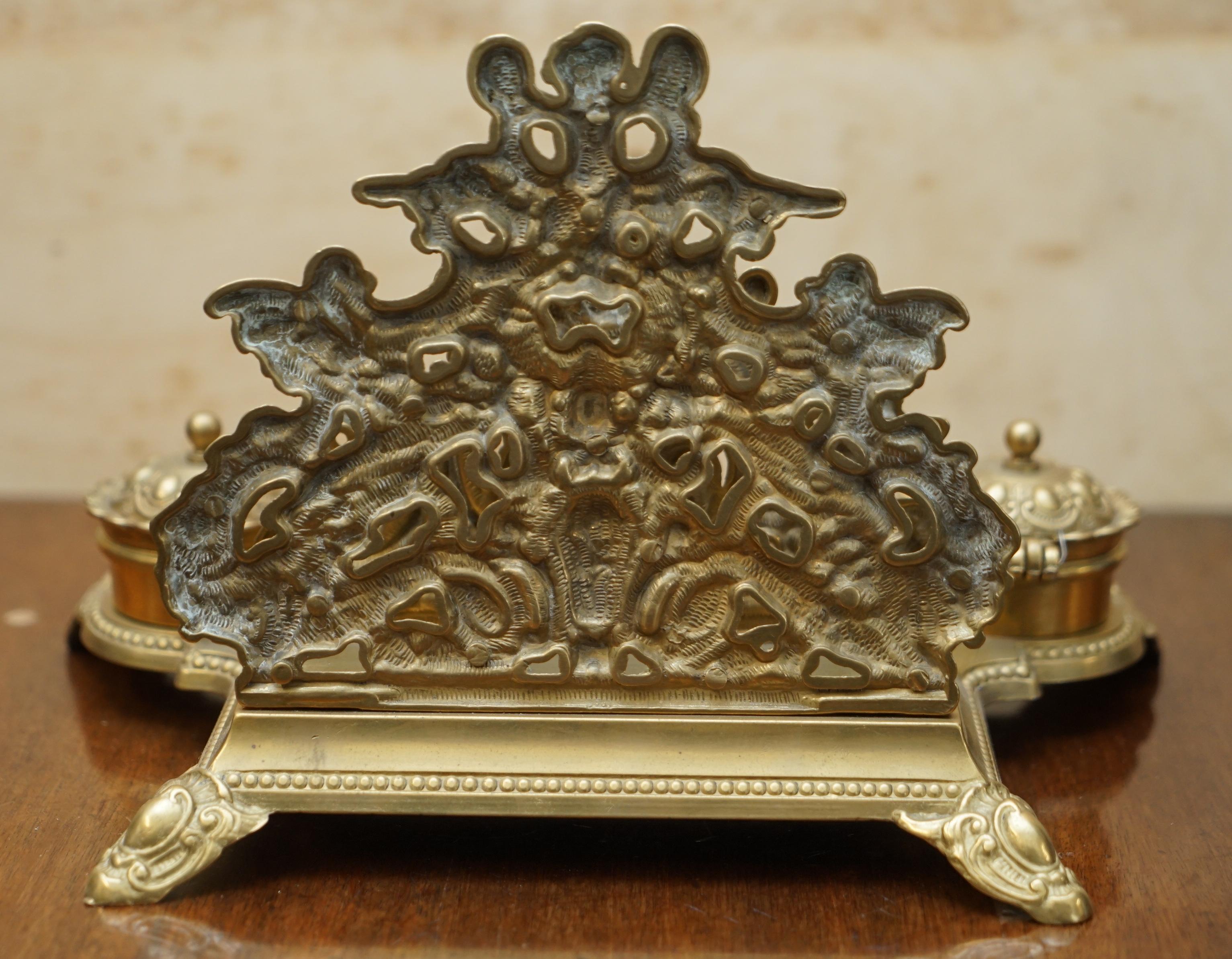 LOVELY ANTIQUE FRENCH BAROQUE REPOUSSE GiLT BRASS CHERUB INKWELL LETTER STAND im Angebot 7