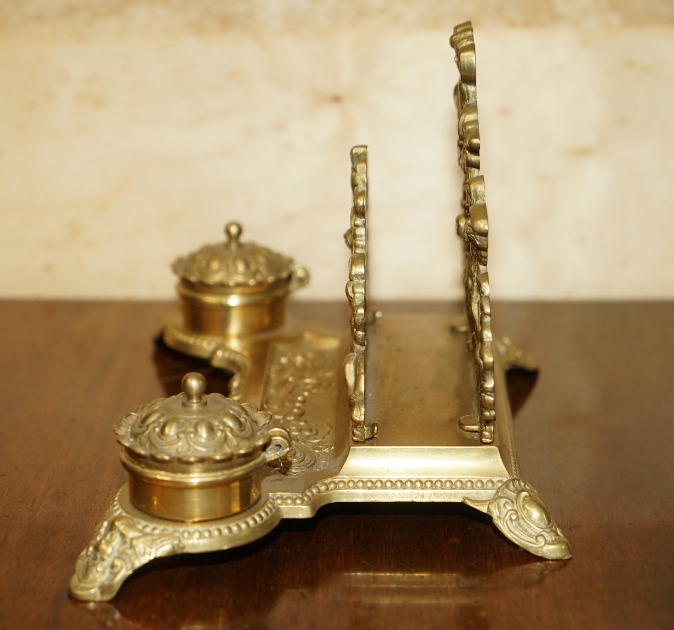 LOVELY ANTIQUE FRENCH BAROQUE REPOUSSE GiLT BRASS CHERUB INKWELL LETTER STAND im Angebot 12