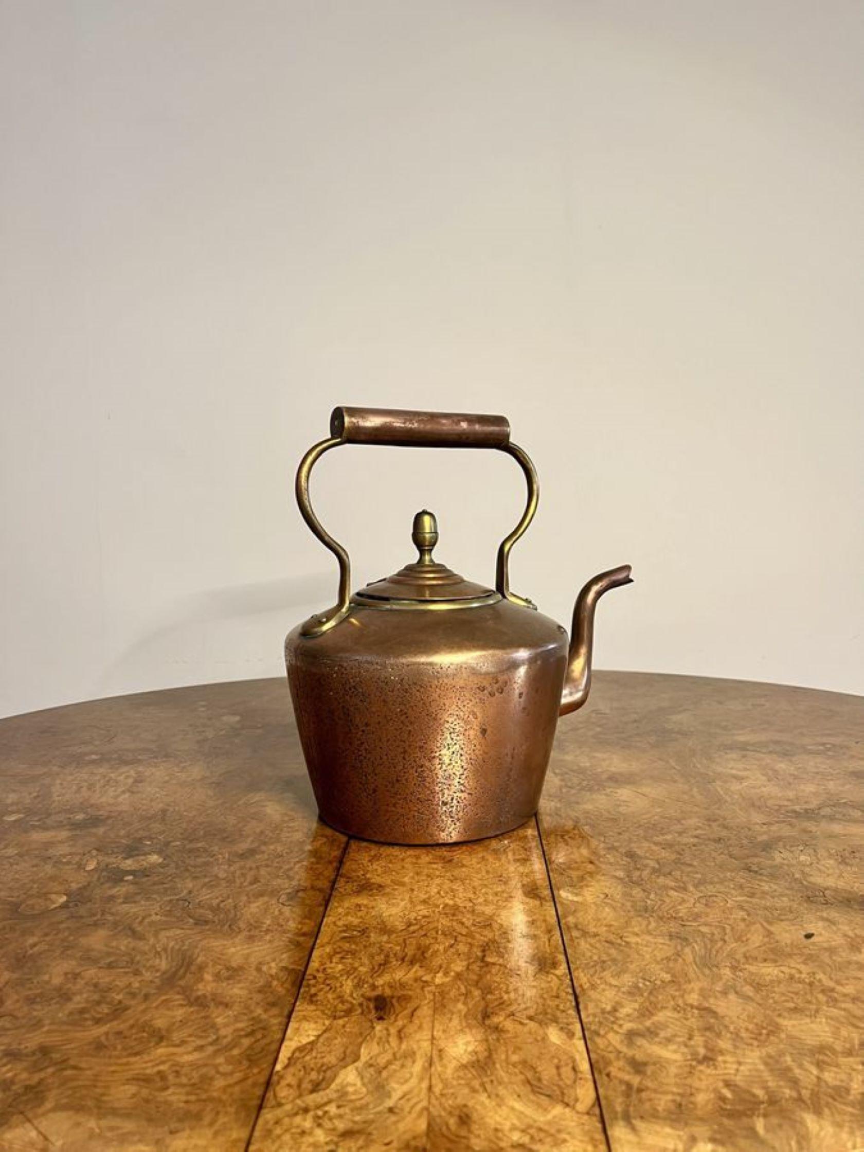 Lovely antique George III copper kettle having a quality copper antique George III kettle with a shaped handle to the top, a shaped spout, with a hinged lid and the original knob.

D. 1800