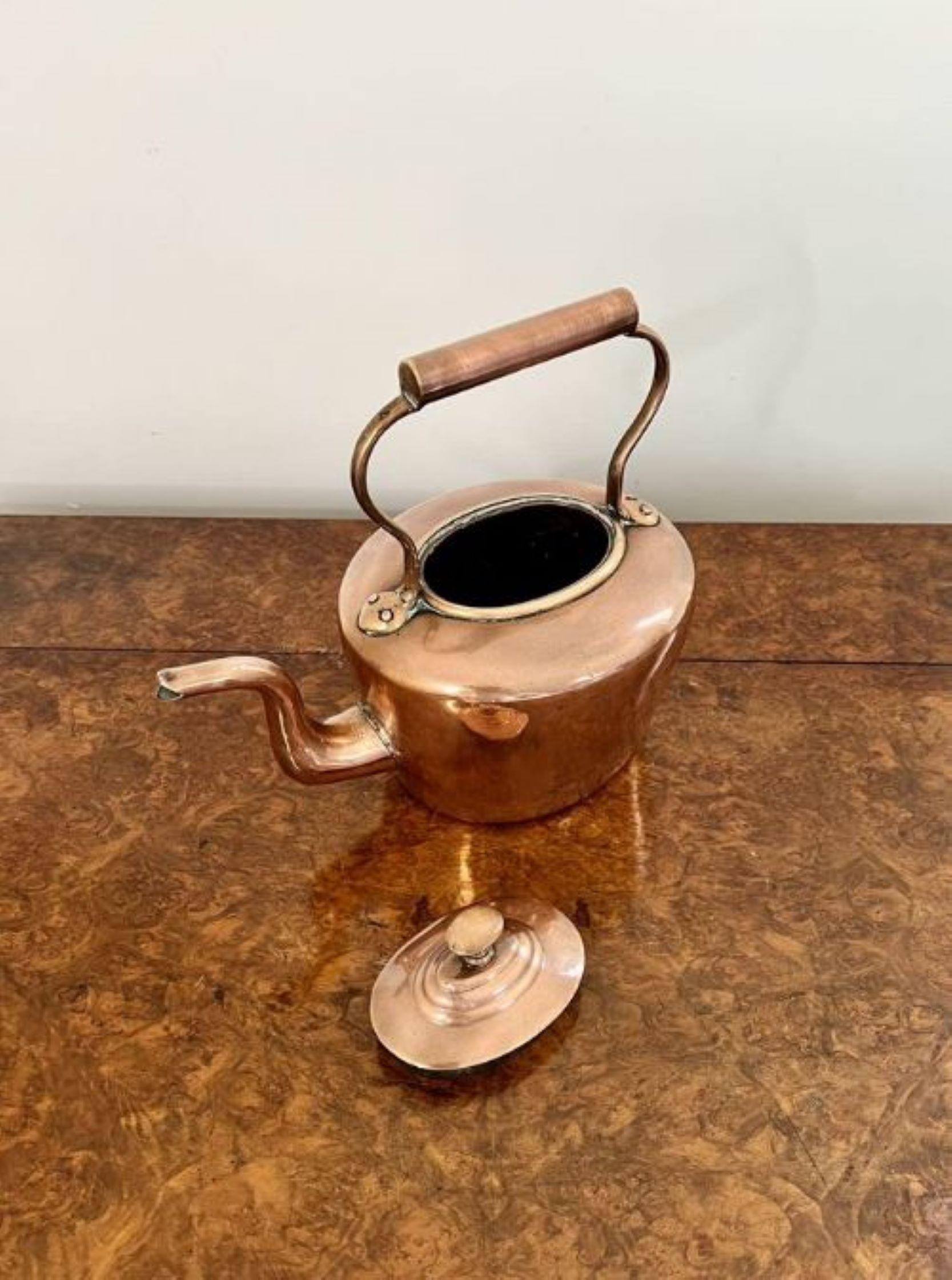 Lovely antique George III small copper kettle having a lovely George III copper kettle with a removable lid with the original copper knob, a shaped spout and a handle to the top.