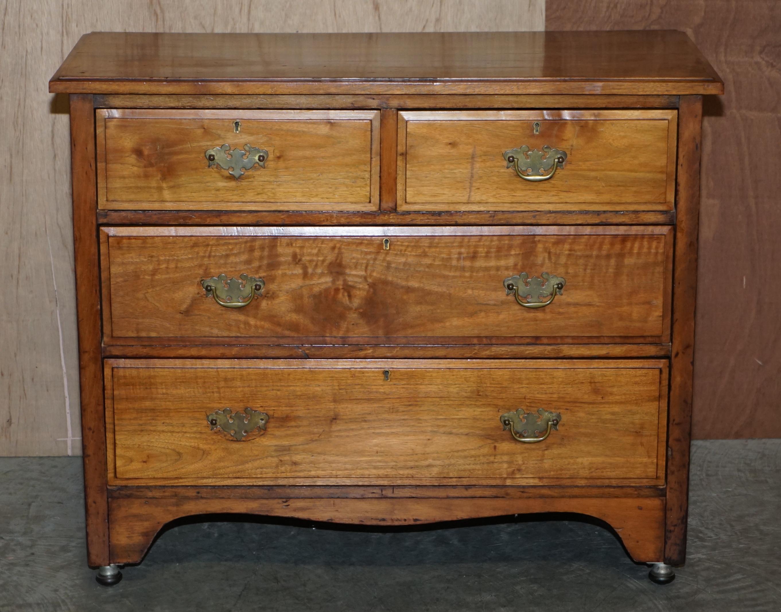 We are delighted to offer for sale this lovely Victorian golden mahogany two over two formation chest of drawers with wheels

A very well made and decorative piece, it’s a nice size and can be used in a Livingroom or bedroom setting. The timber