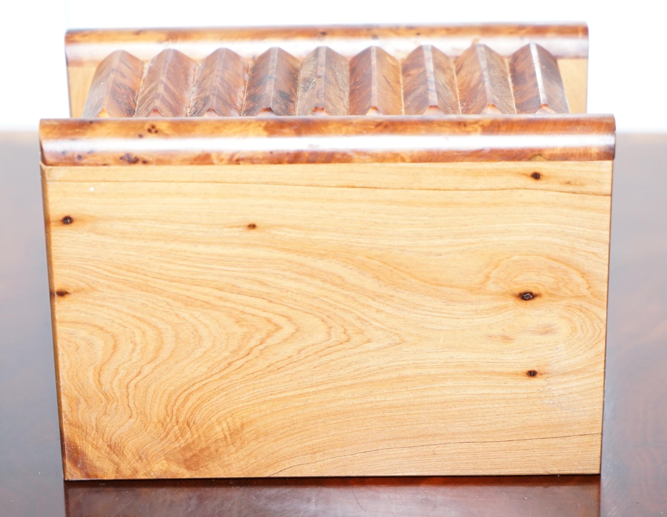 Precioso joyero de baratijas antiguo Hand Made de nogal con una pátina impresionante siglo XX en venta