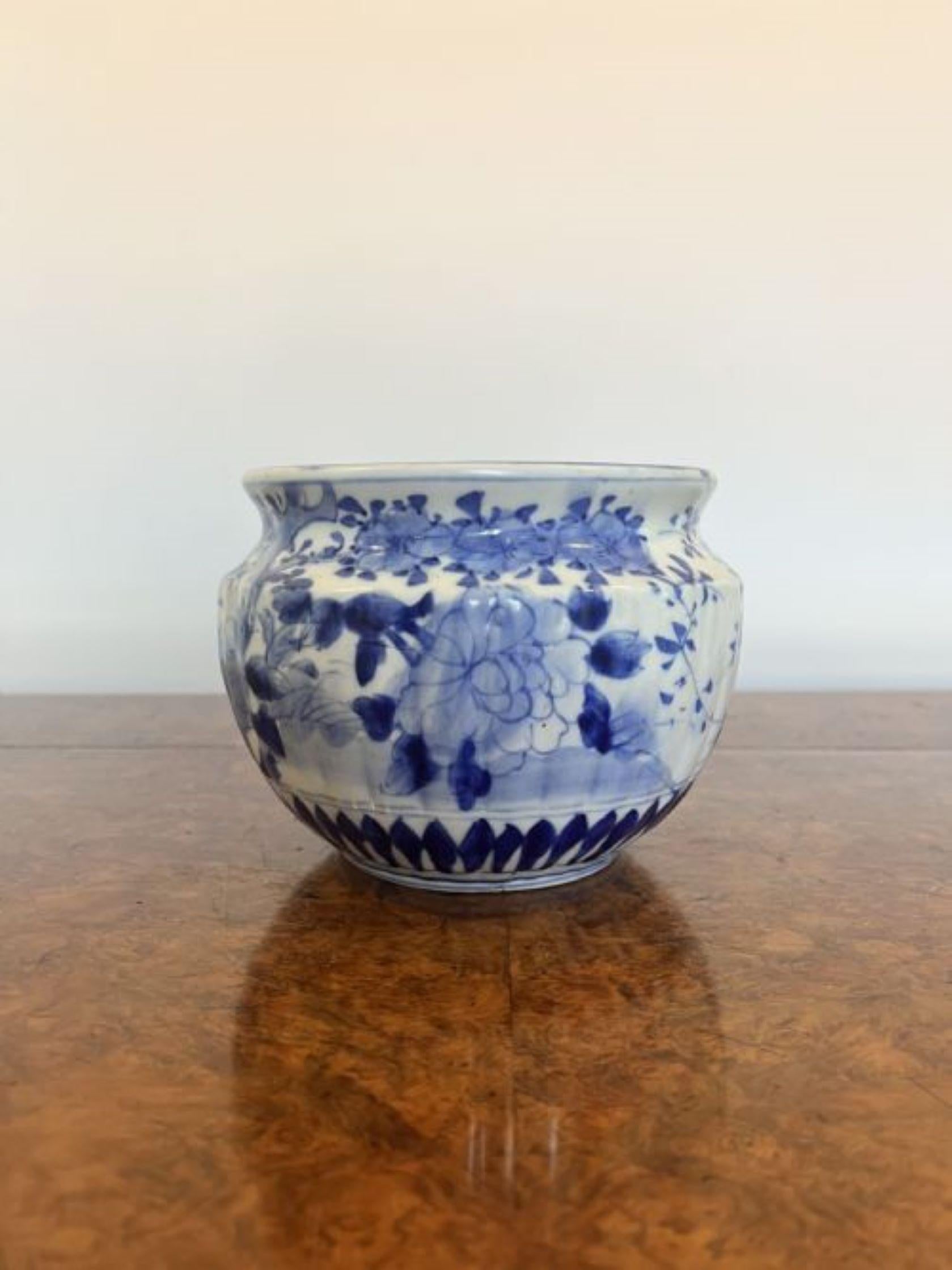 Schöne antike japanische blau-weiße Jardiniere in Blau und Weiß  (Keramik) im Angebot