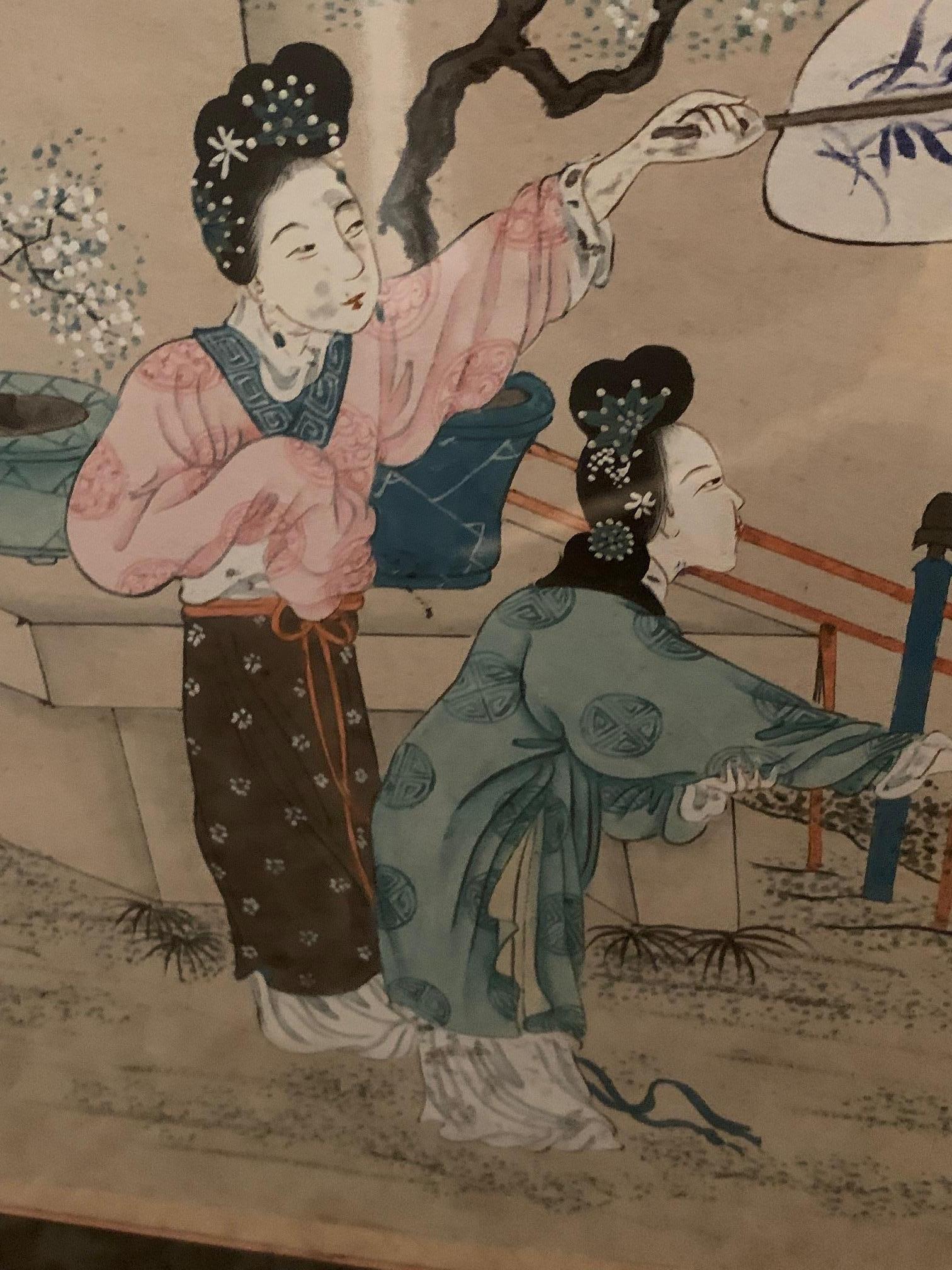 Graziosa gouache giapponese antica su carta con geishe vestite di kimono in un giardino con farfalle e fogliame. Splendidamente incorniciato con stuoia scura e cornice dorata in finto bambù.