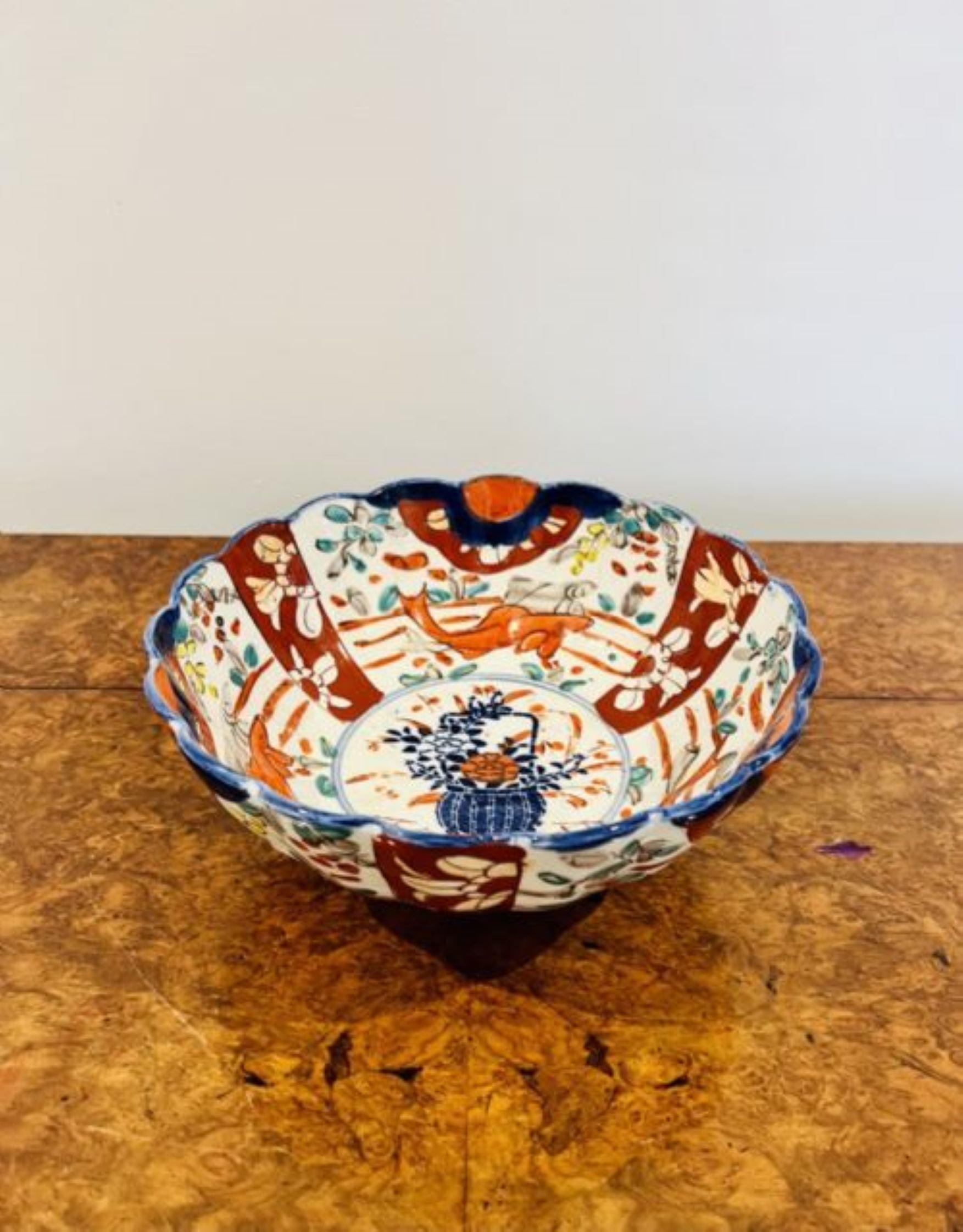 Lovely antique Japanese imari bowl with a scallop shape edge  In Good Condition For Sale In Ipswich, GB