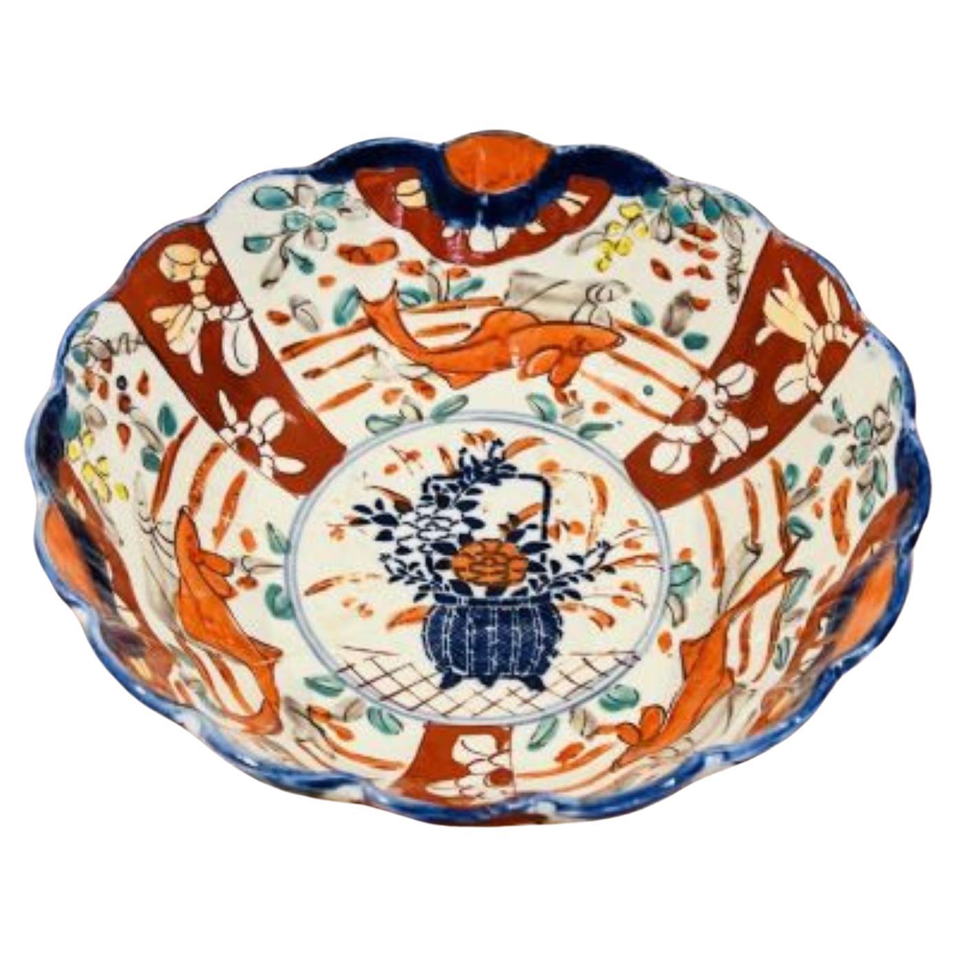 Precioso cuenco imari japonés antiguo con borde en forma de festón en venta