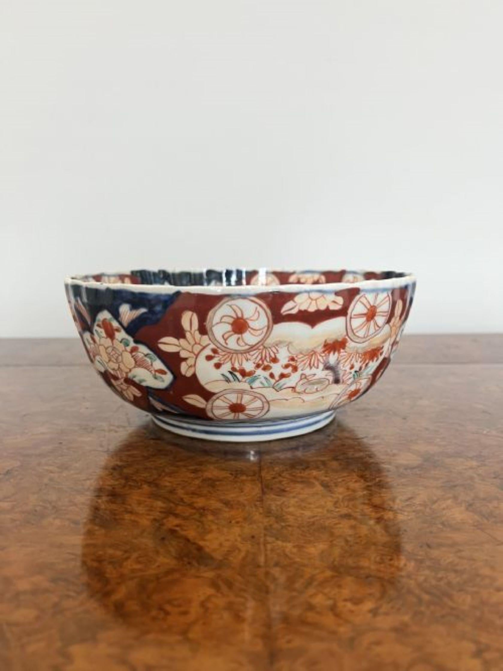 Lovely antique Japanese imari bowl with a scallop shaped edge In Good Condition For Sale In Ipswich, GB