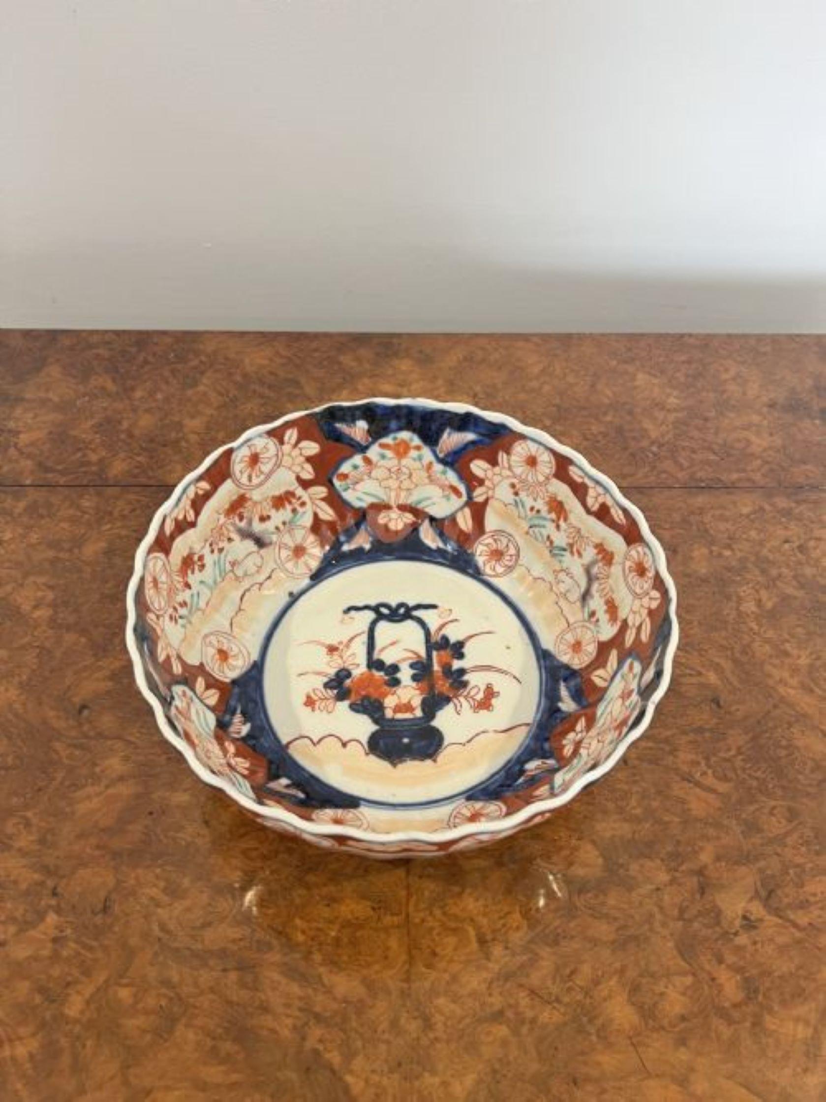 Lovely antique Japanese imari bowl with a scallop shaped edge For Sale 1
