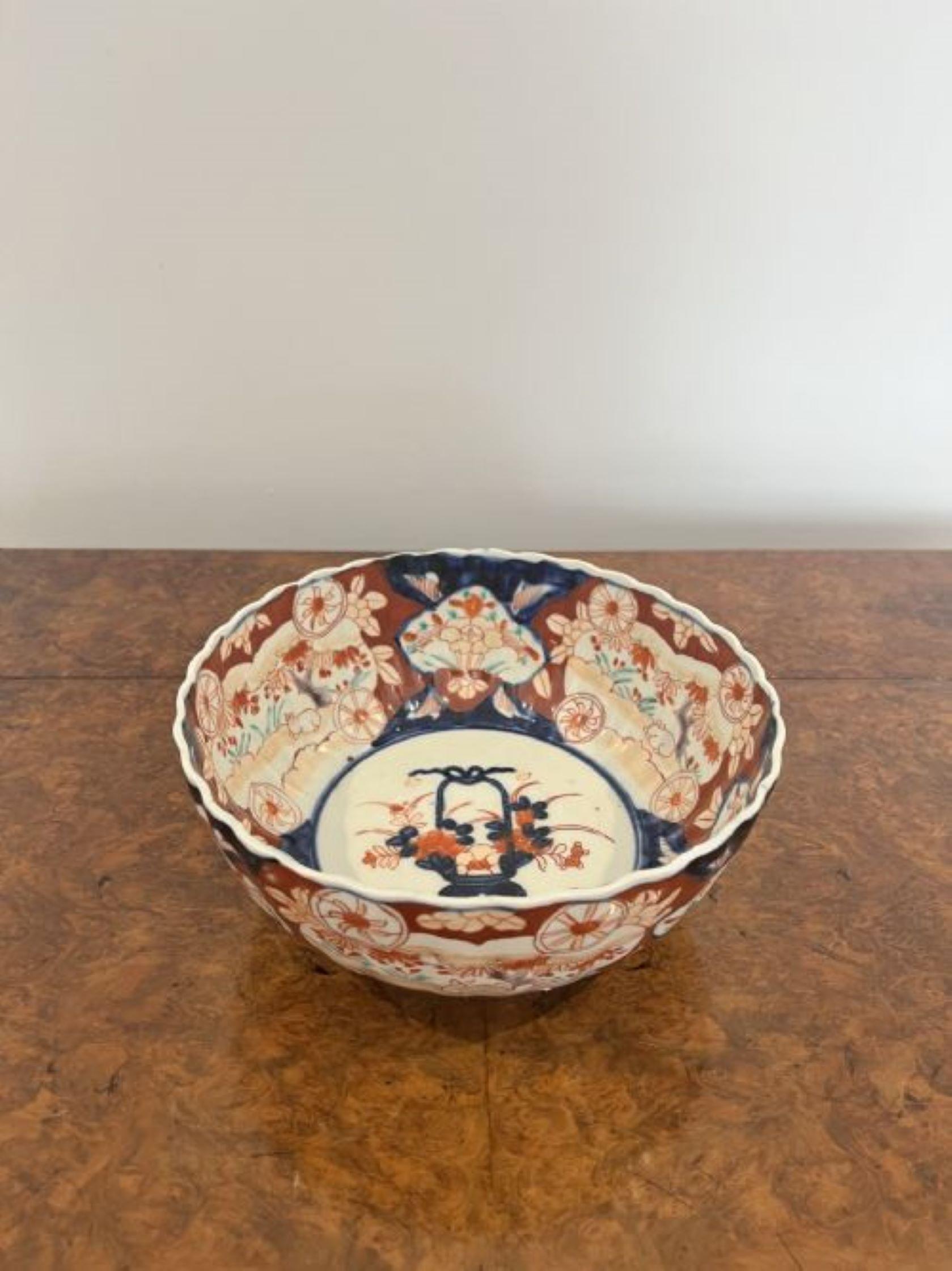 Lovely antique Japanese imari bowl with a scallop shaped edge For Sale 2