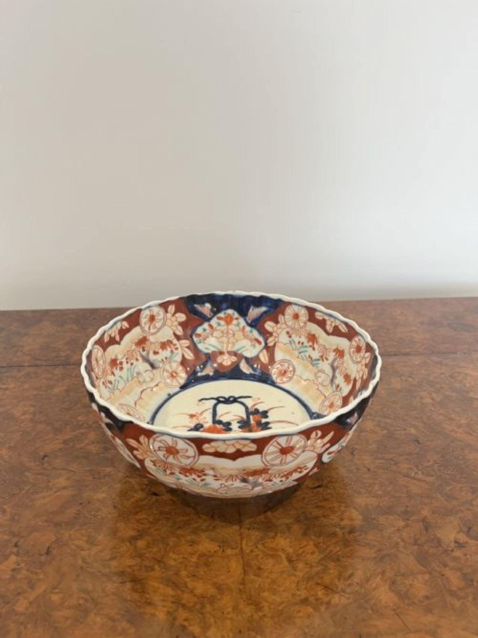 Lovely antique Japanese imari bowl with a scallop shaped edge For Sale 3
