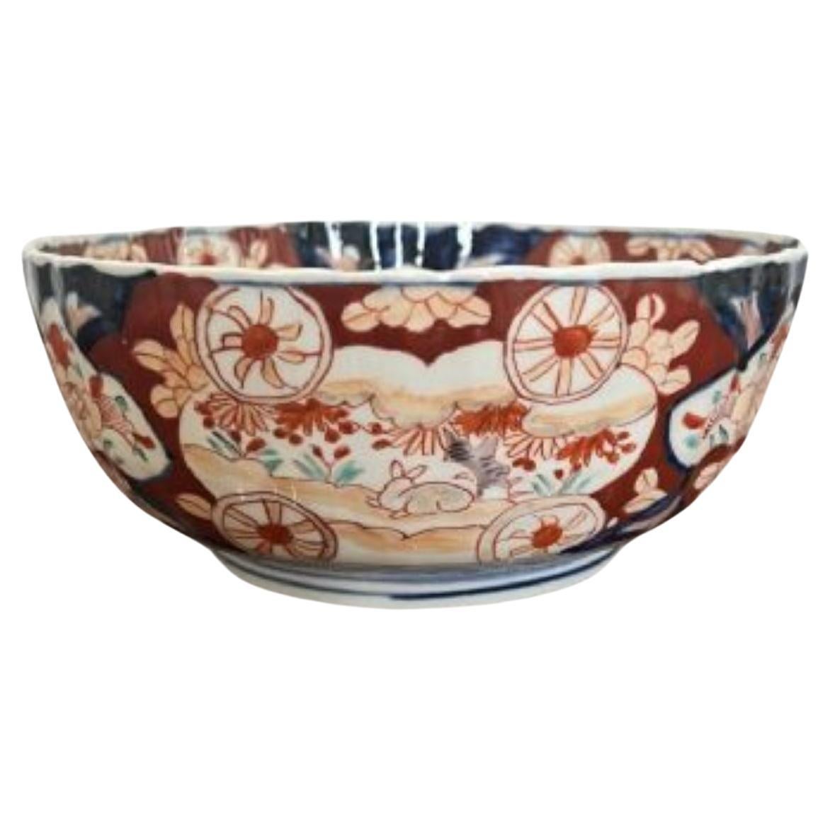 Lovely antique Japanese imari bowl with a scallop shaped edge For Sale