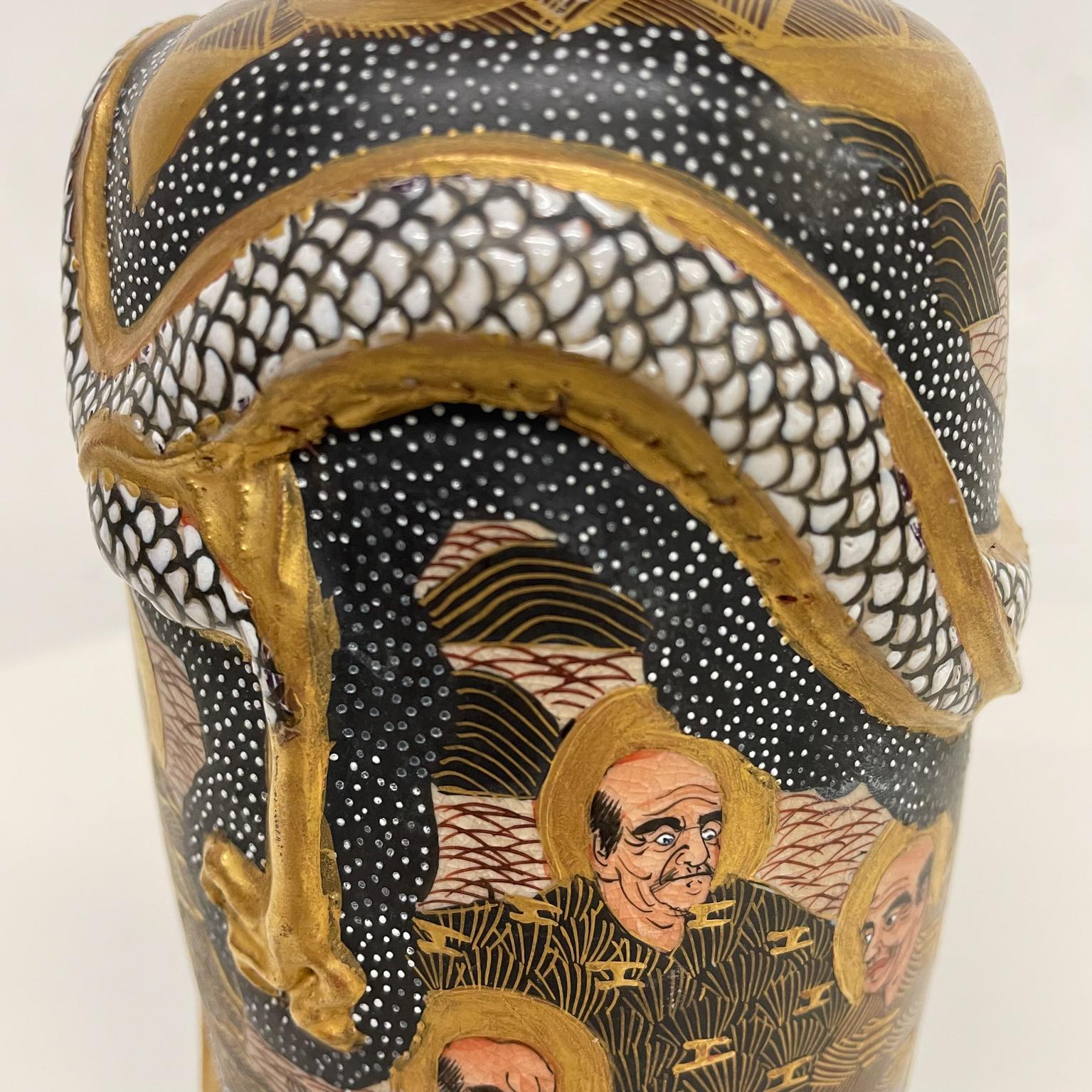 Japonais Ravissant vase japonais ancien Satsuma décoré de dragons dorés Arhat