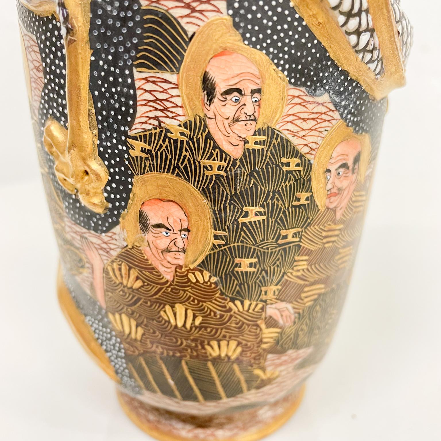 Ravissant vase japonais ancien Satsuma décoré de dragons dorés Arhat Bon état à Chula Vista, CA