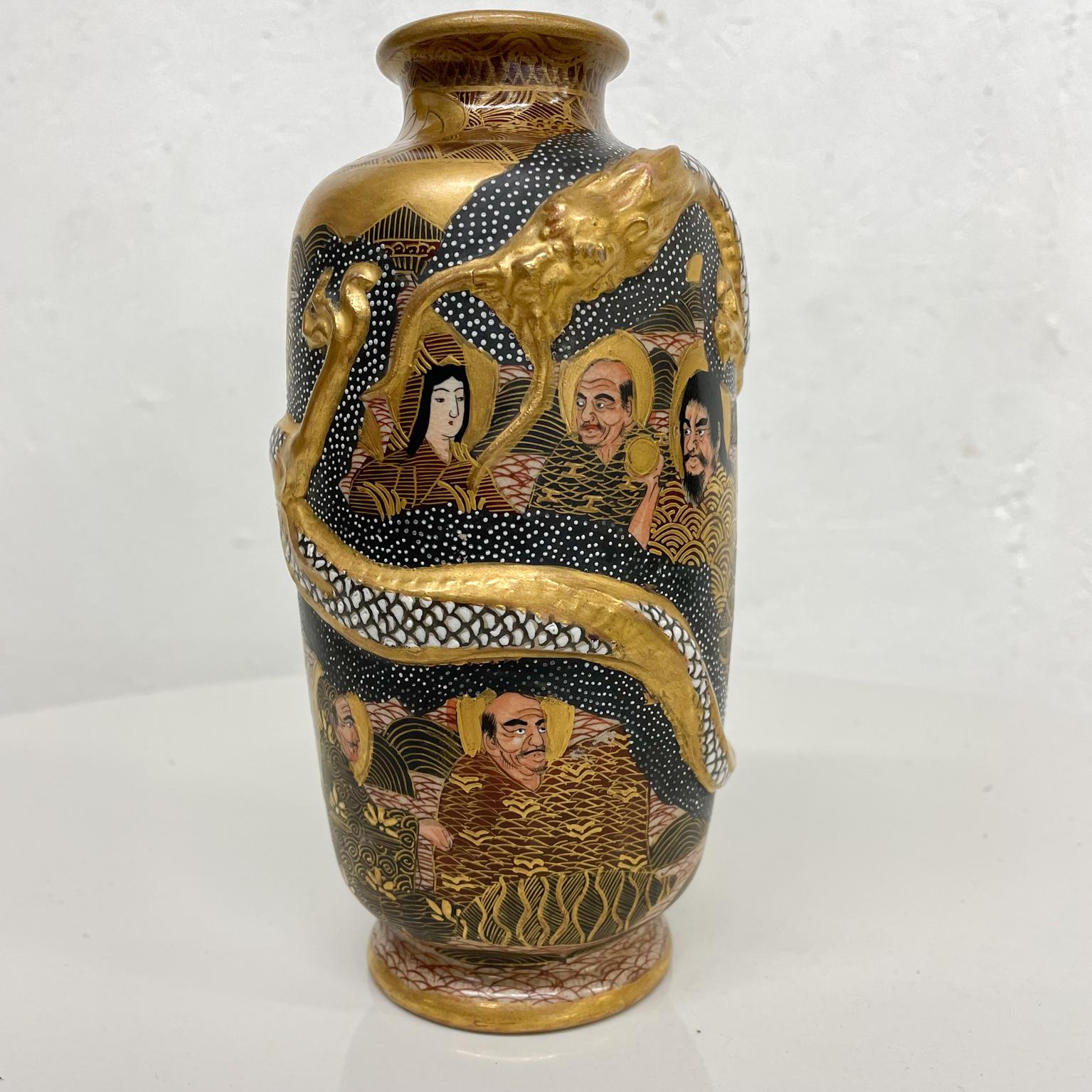 Ravissant vase japonais ancien Satsuma décoré de dragons dorés Arhat 1