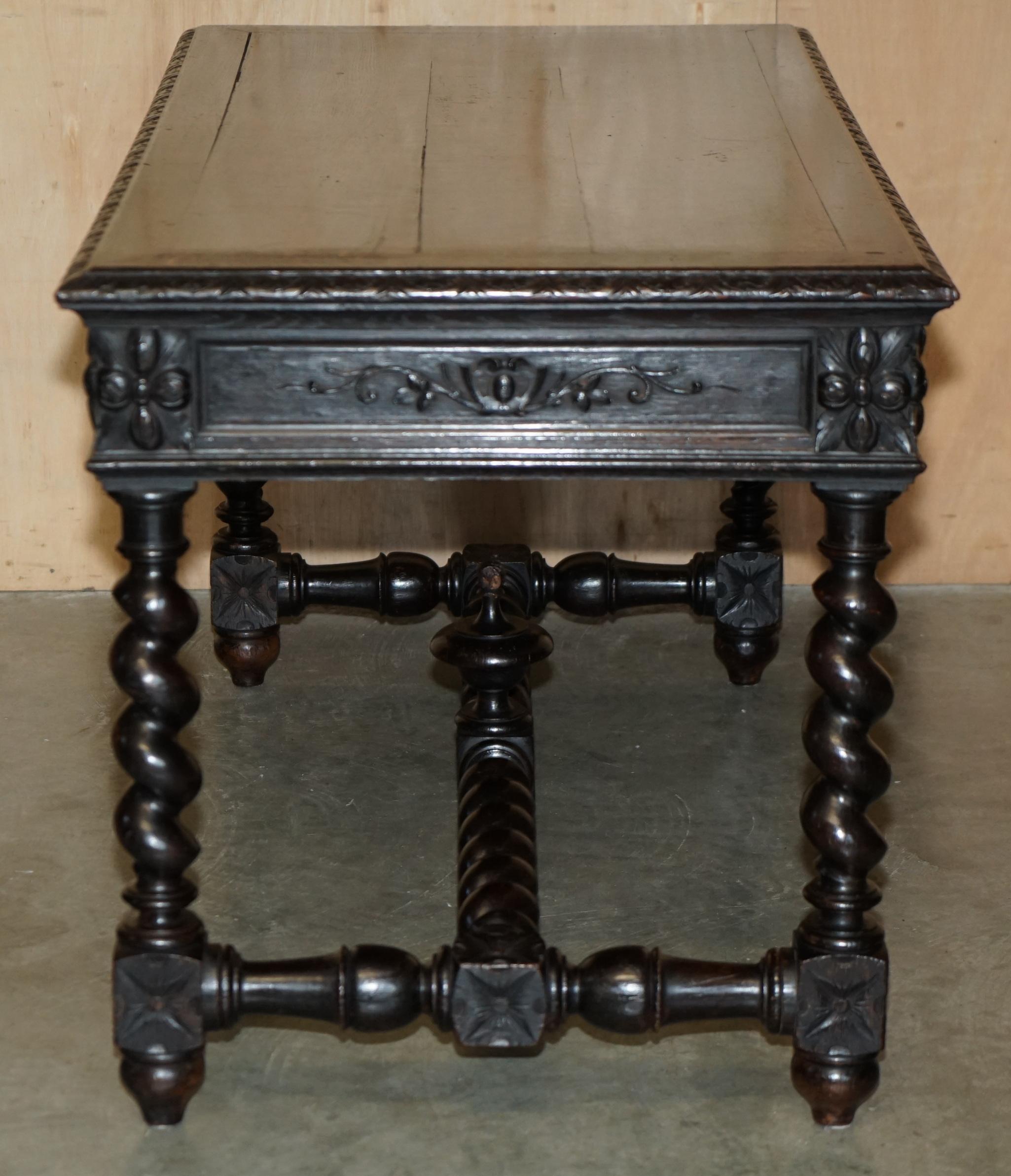 très belle table d'entrée ou bureau de la fin de l'époque victorienne, avec des pieds en orge. en vente 2