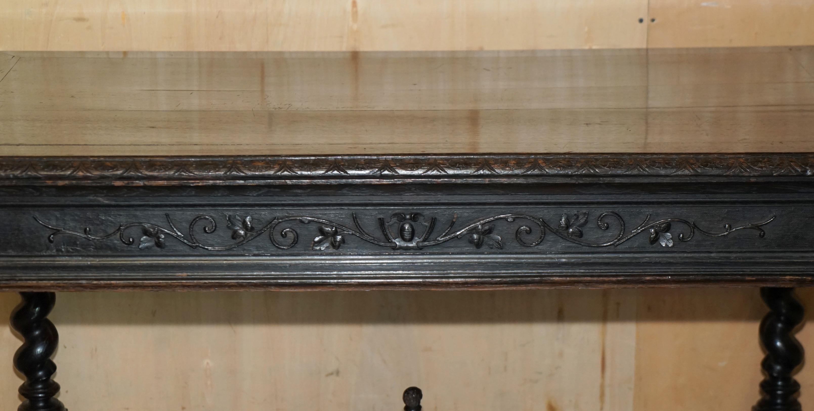 très belle table d'entrée ou bureau de la fin de l'époque victorienne, avec des pieds en orge. en vente 5