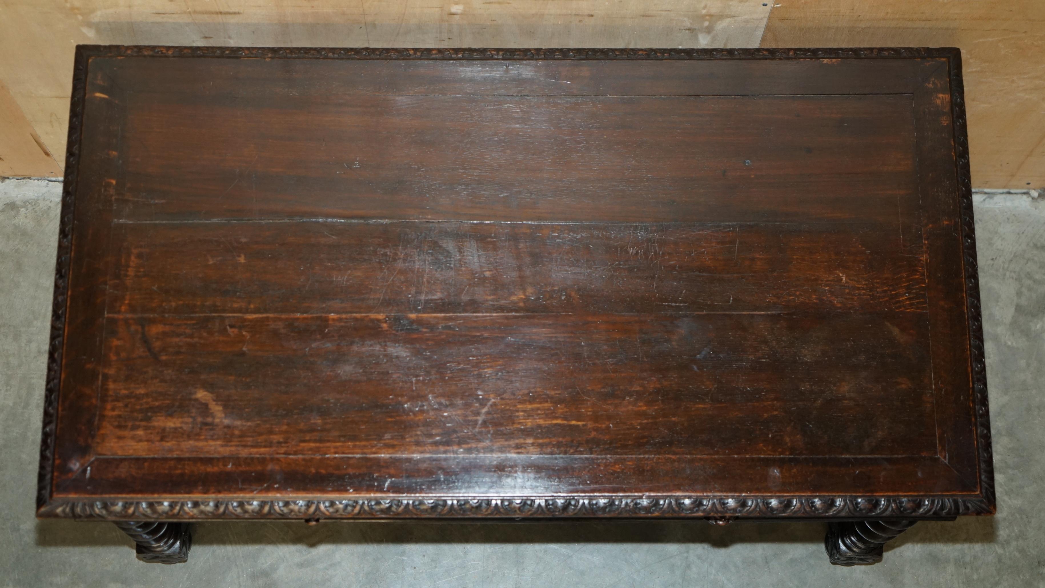 très belle table d'entrée ou bureau de la fin de l'époque victorienne, avec des pieds en orge. en vente 8