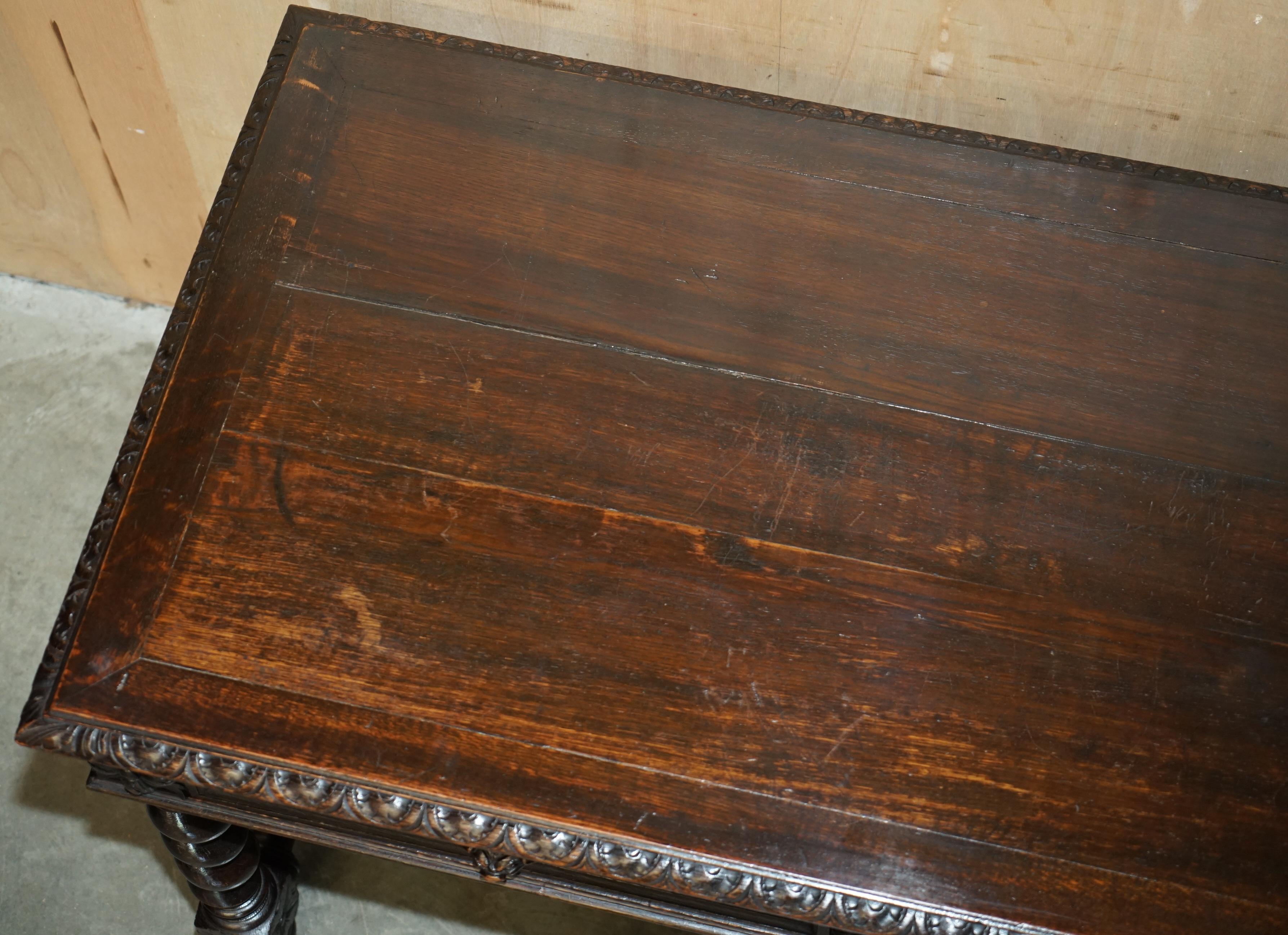 très belle table d'entrée ou bureau de la fin de l'époque victorienne, avec des pieds en orge. en vente 9