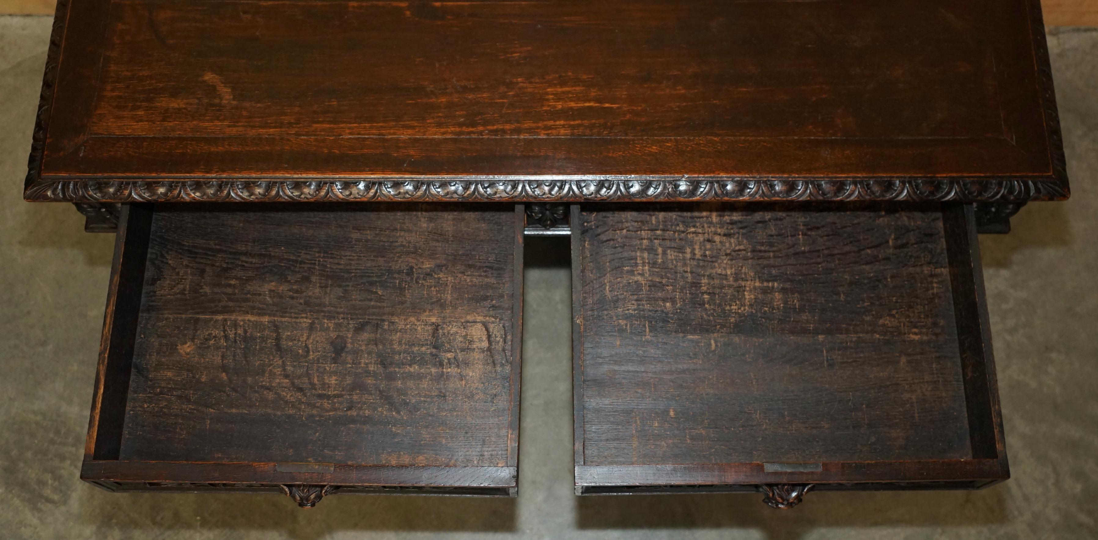 très belle table d'entrée ou bureau de la fin de l'époque victorienne, avec des pieds en orge. en vente 10