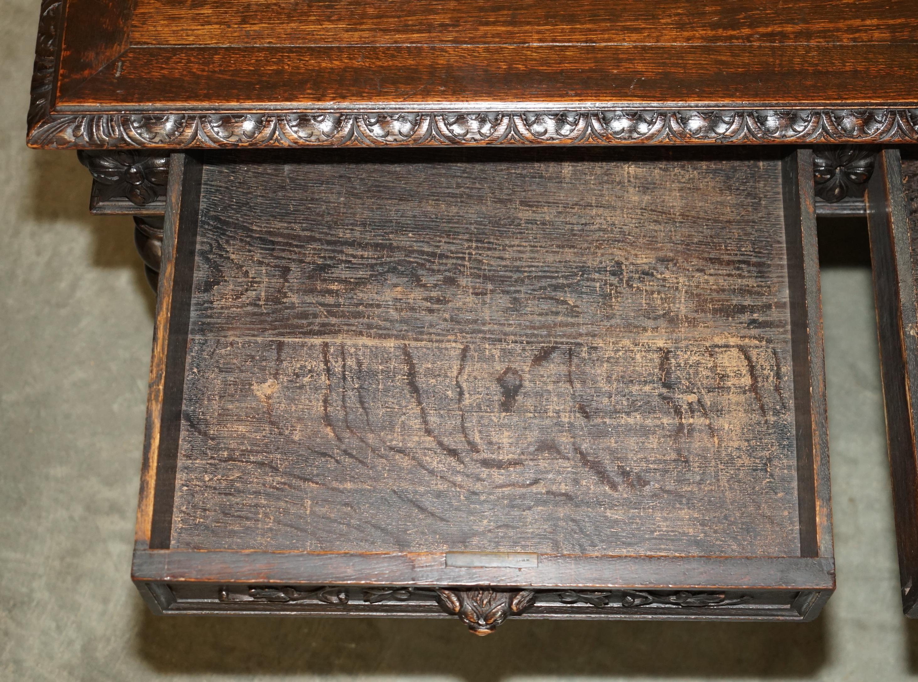 très belle table d'entrée ou bureau de la fin de l'époque victorienne, avec des pieds en orge. en vente 11