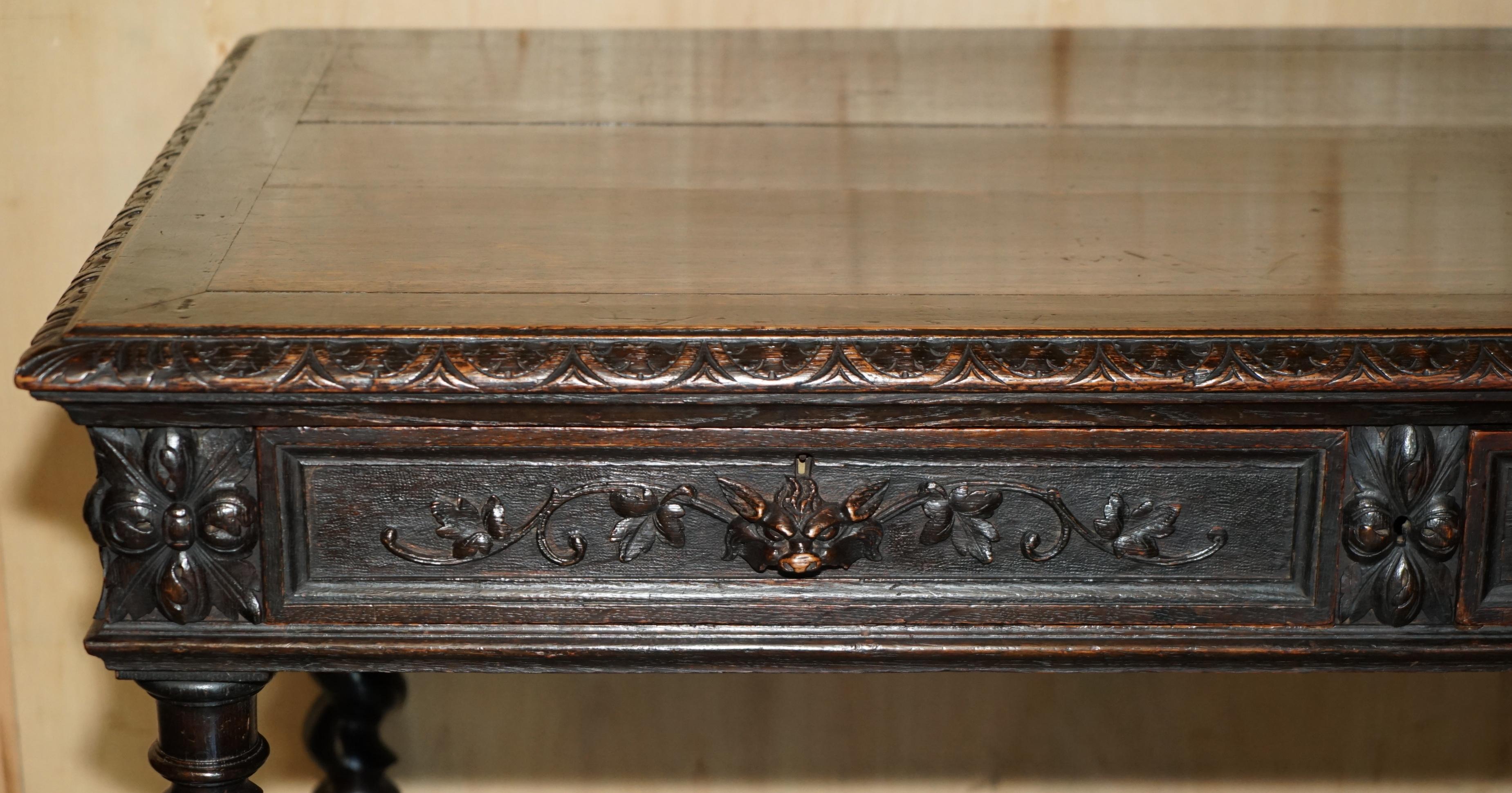Néo-gothique très belle table d'entrée ou bureau de la fin de l'époque victorienne, avec des pieds en orge. en vente