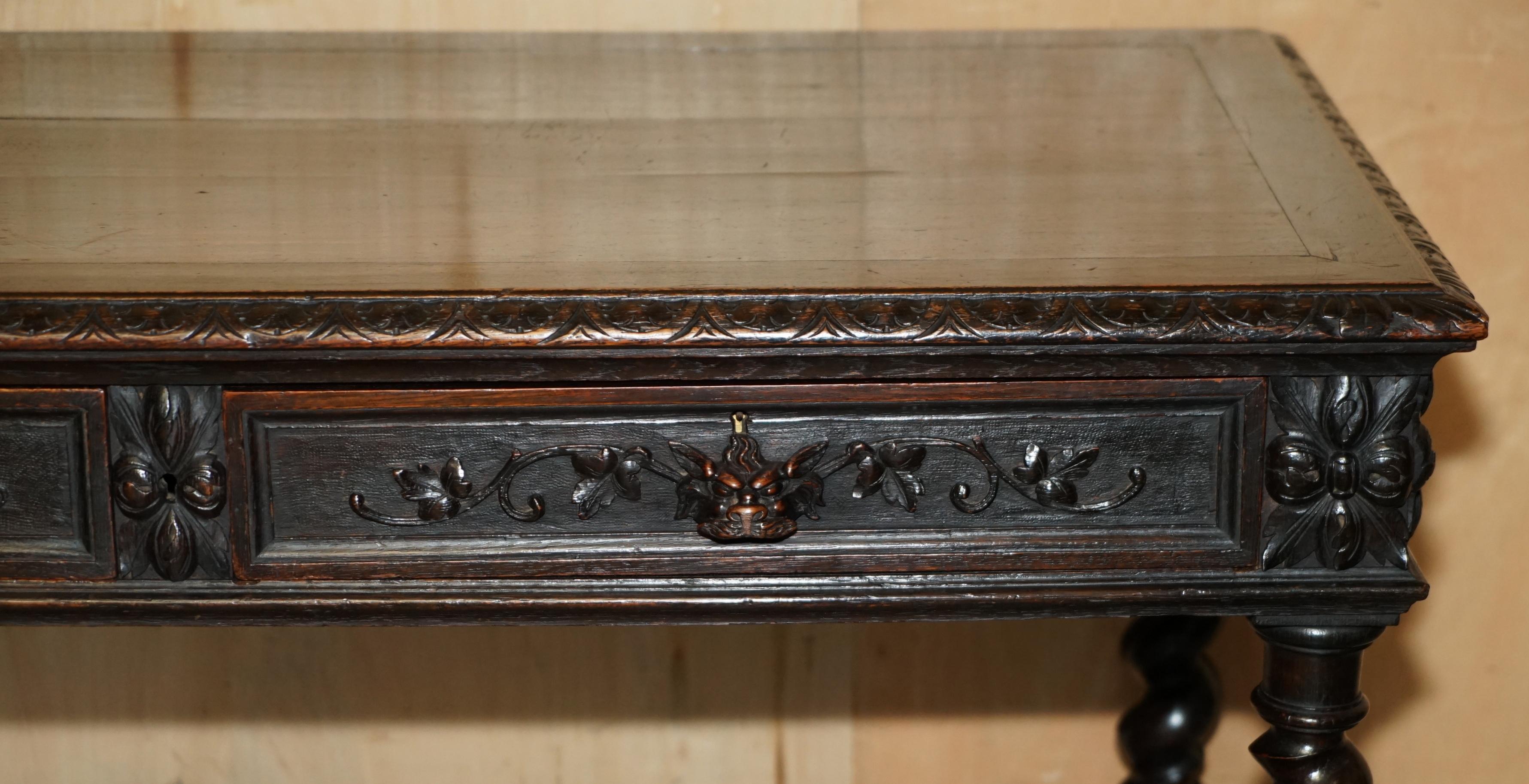 Fait main très belle table d'entrée ou bureau de la fin de l'époque victorienne, avec des pieds en orge. en vente