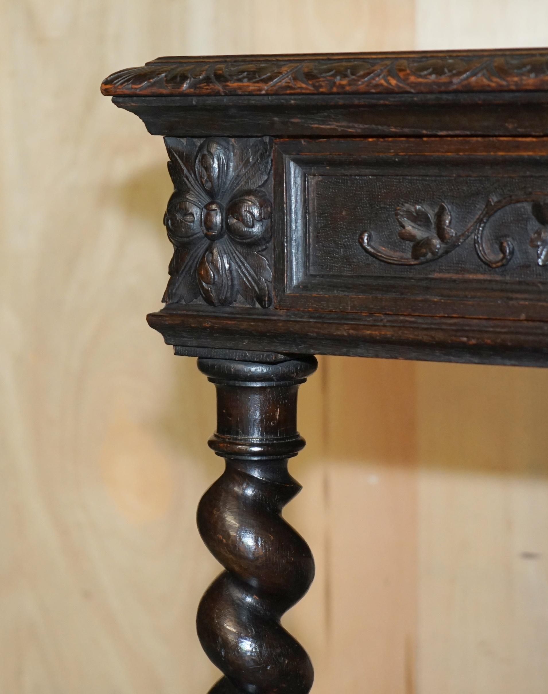 XIXe siècle très belle table d'entrée ou bureau de la fin de l'époque victorienne, avec des pieds en orge. en vente