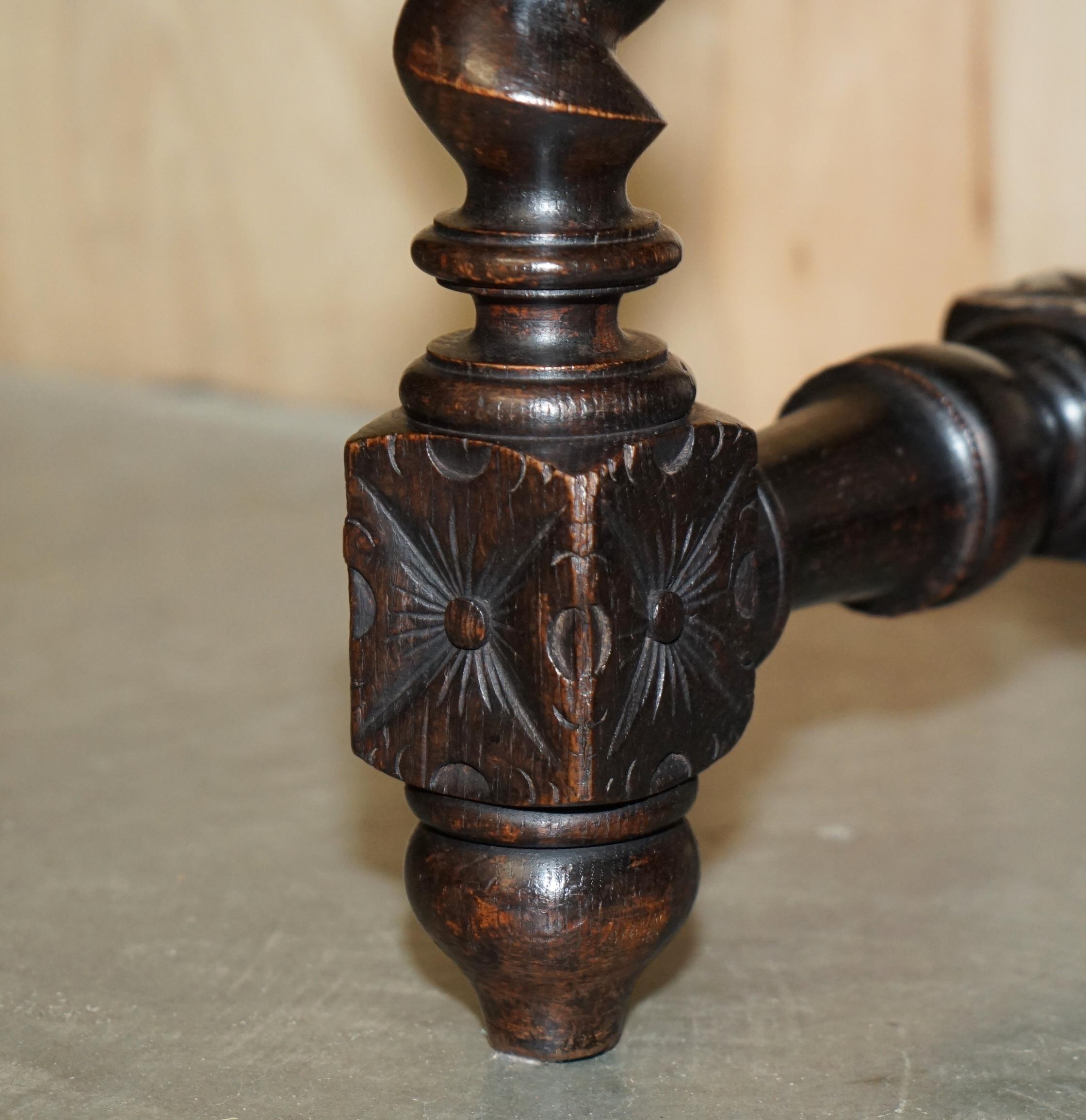 Chêne très belle table d'entrée ou bureau de la fin de l'époque victorienne, avec des pieds en orge. en vente
