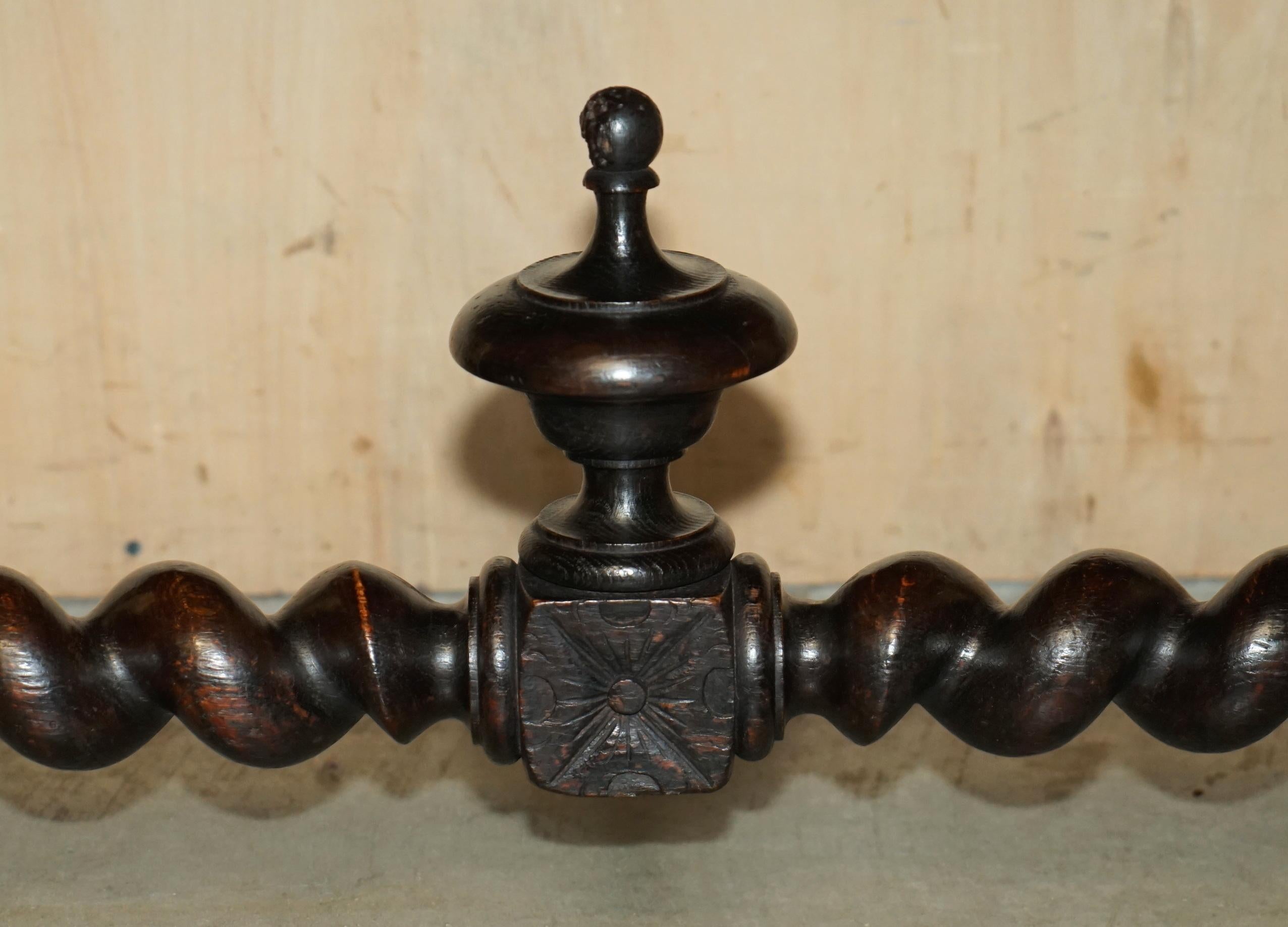 très belle table d'entrée ou bureau de la fin de l'époque victorienne, avec des pieds en orge. en vente 1
