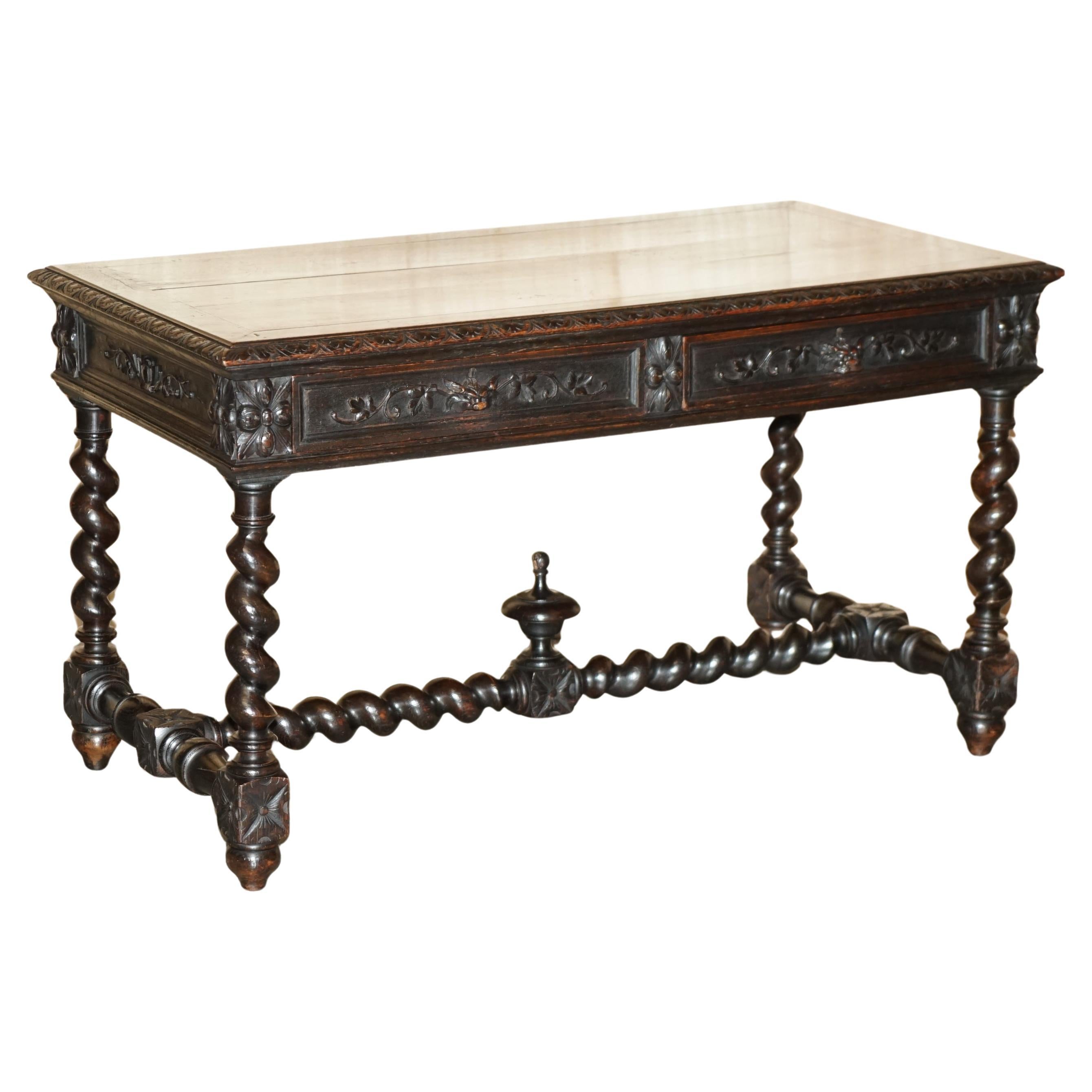 très belle table d'entrée ou bureau de la fin de l'époque victorienne, avec des pieds en orge. en vente