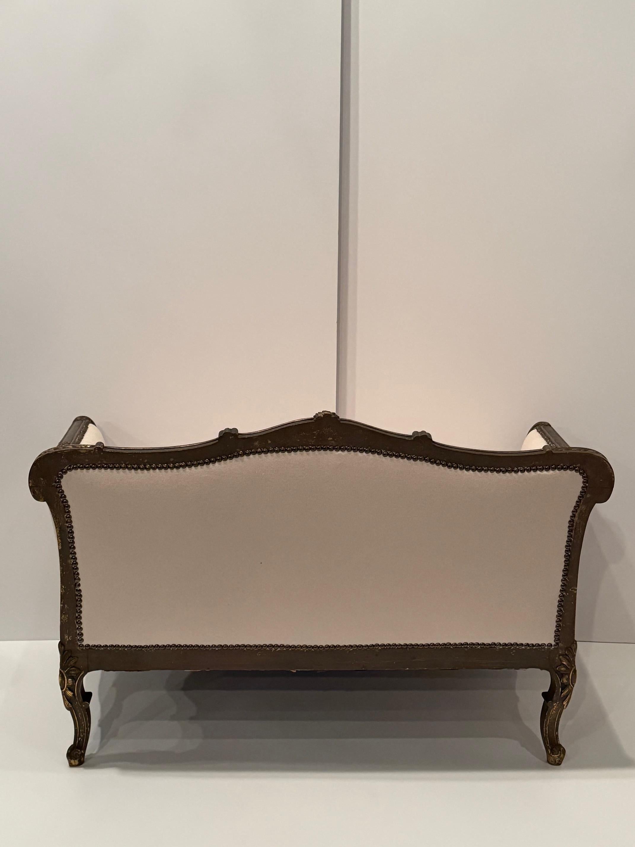 Magnifique Canapé Loveseat français ancien de style Louis XVI nouvellement tapissé en vente 4