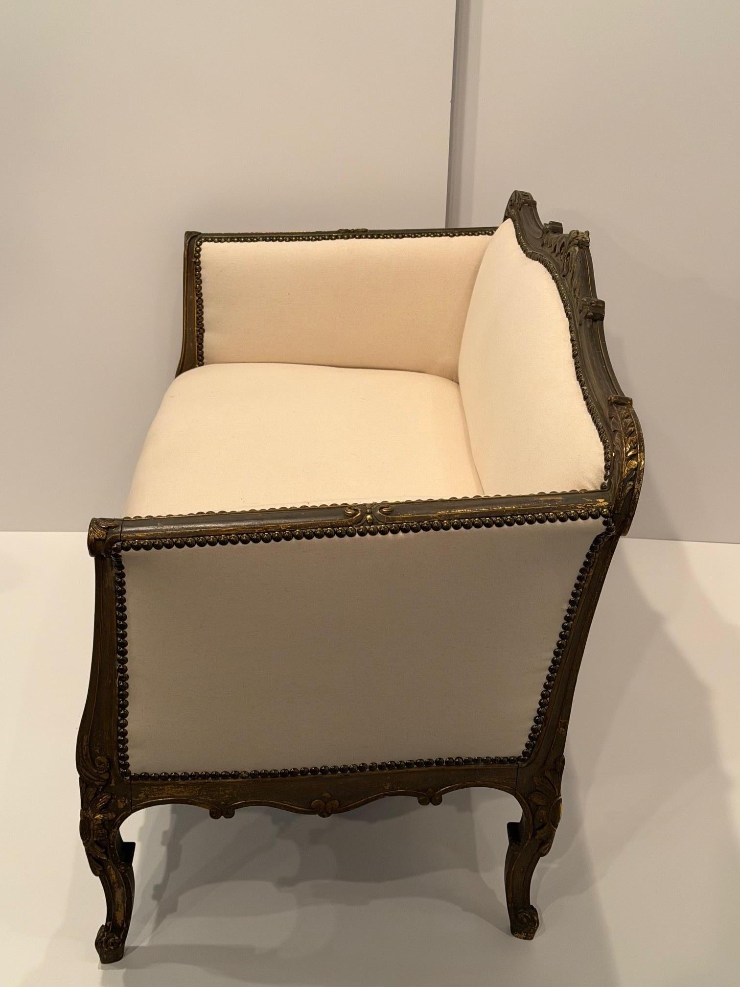 Magnifique Canapé Loveseat français ancien de style Louis XVI nouvellement tapissé en vente 5