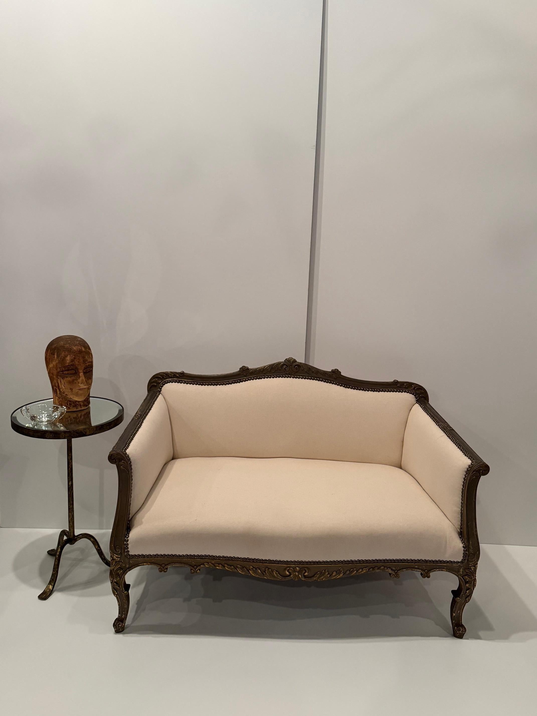 Magnifique Canapé Loveseat français ancien de style Louis XVI nouvellement tapissé en vente 6