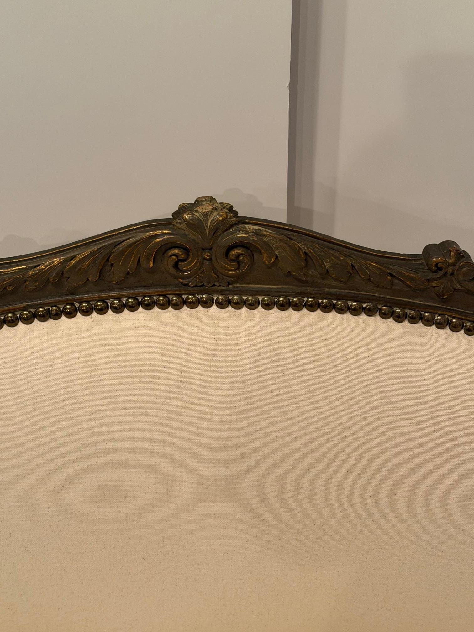 Charmant petit canapé français de style Louis XVI avec un cadre doré sculpté et peint et une nouvelle tapisserie en canard de coton.  Finition avec têtes de clous.