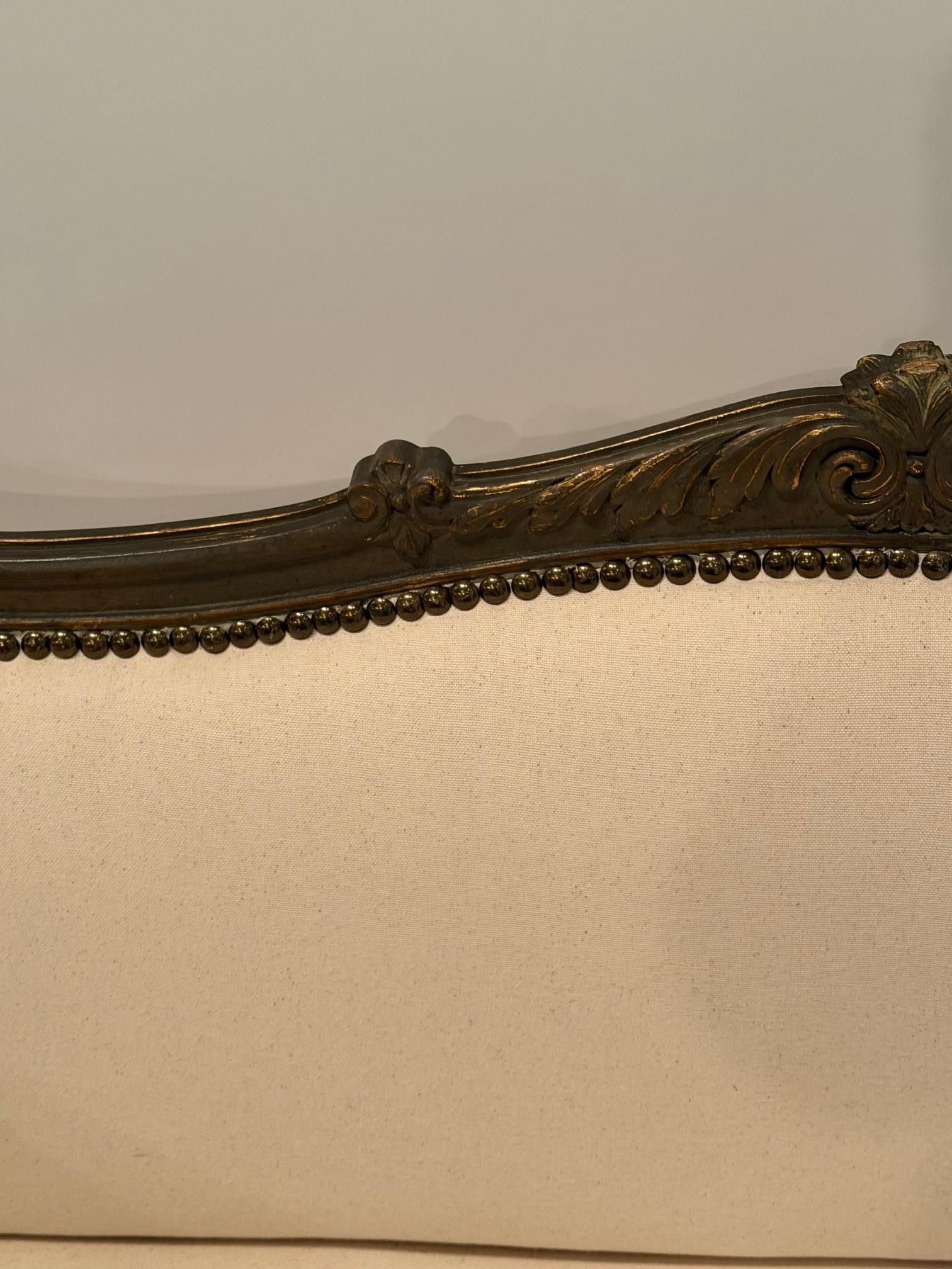 Français Magnifique Canapé Loveseat français ancien de style Louis XVI nouvellement tapissé en vente