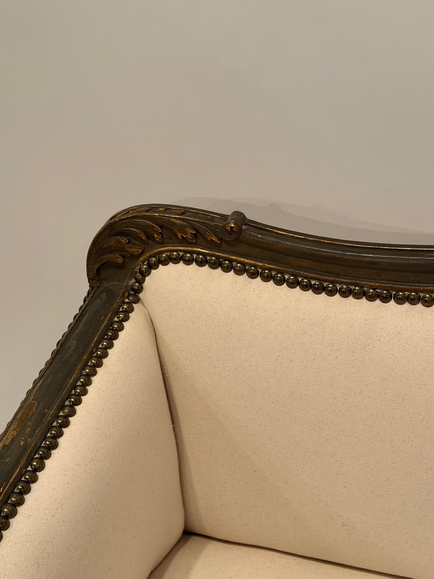 Magnifique Canapé Loveseat français ancien de style Louis XVI nouvellement tapissé Bon état - En vente à Hopewell, NJ