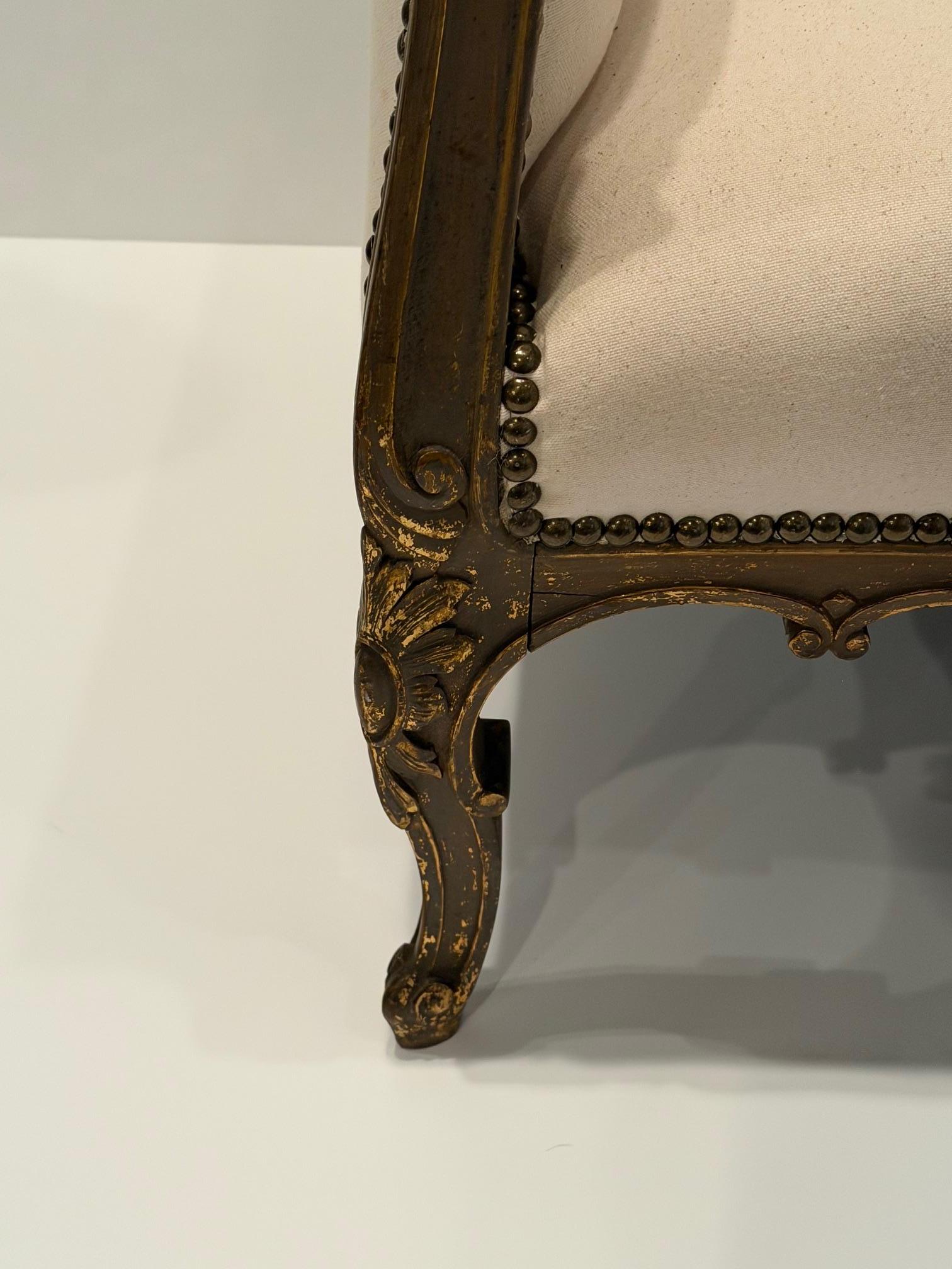 Tissu d'ameublement Magnifique Canapé Loveseat français ancien de style Louis XVI nouvellement tapissé en vente
